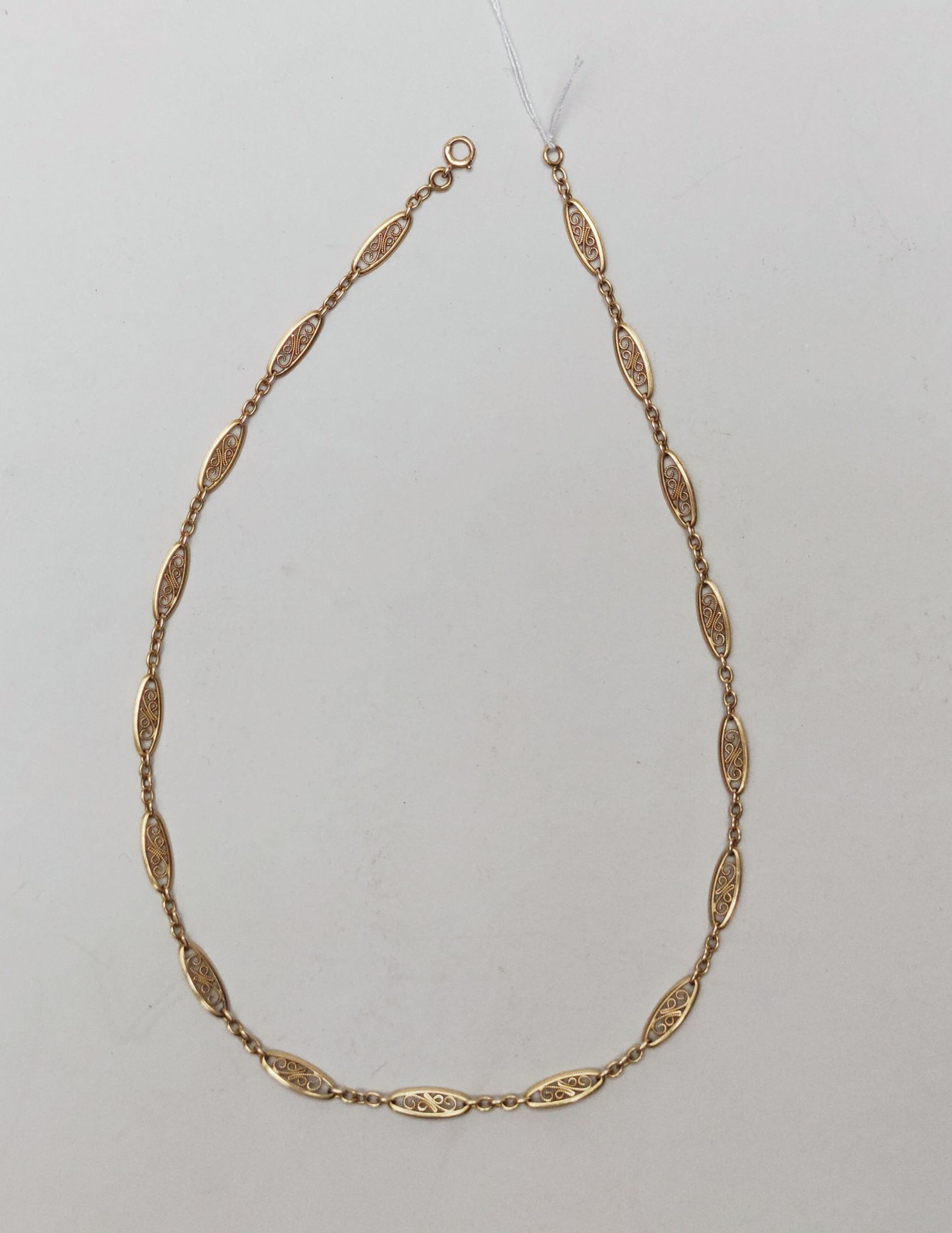 Null 750°/00的黄金链，带有17个镂空和丝状的橄榄形链节

长度：41厘米

重量：11.5克