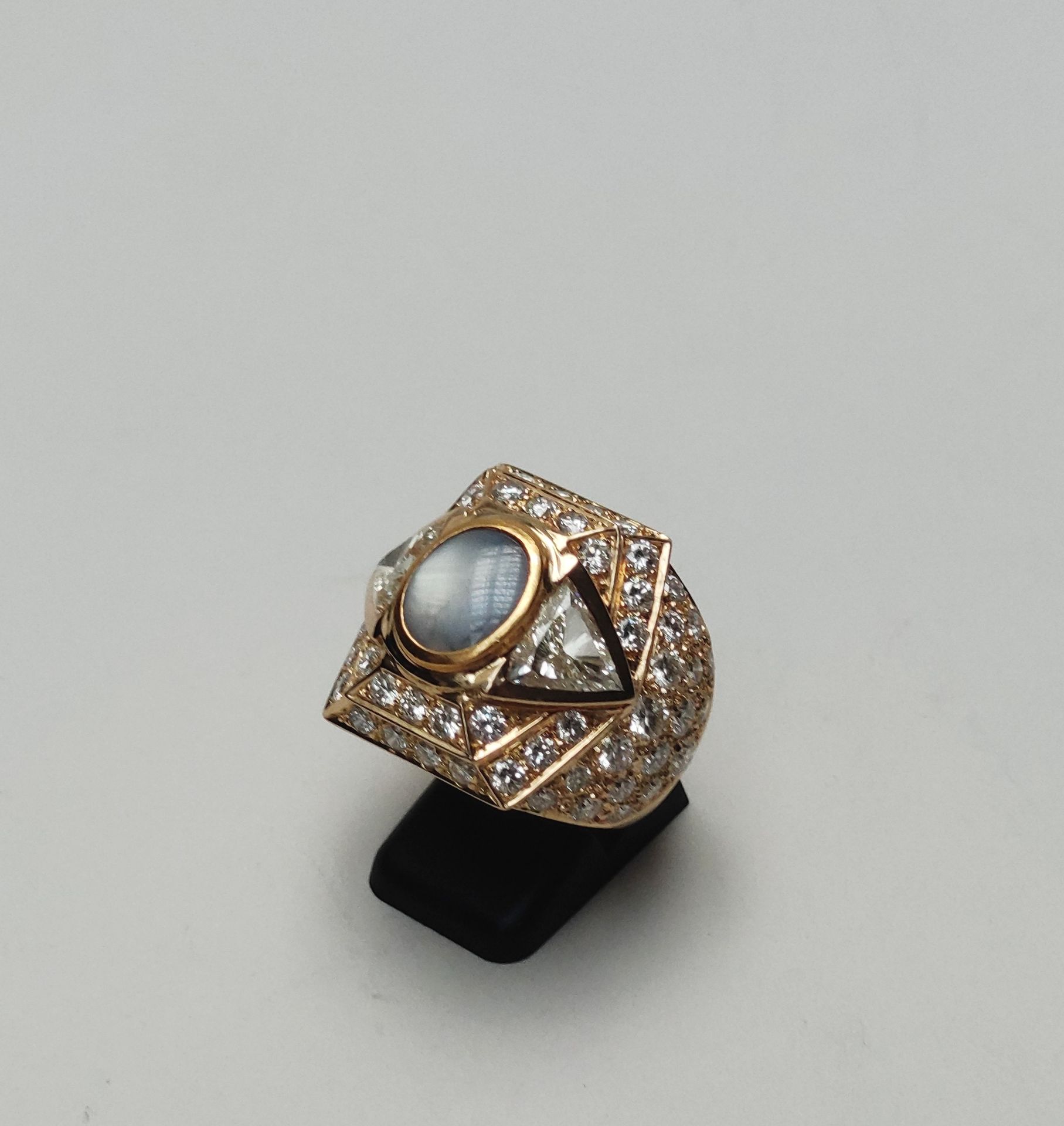 Null 
Importante anillo con decoración geométrica en oro de 750 milésimas centra&hellip;