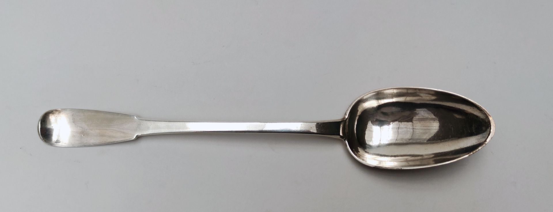 Null 
Cuchara de guisar de plata del siglo XVIII, marcada en el reverso de la es&hellip;