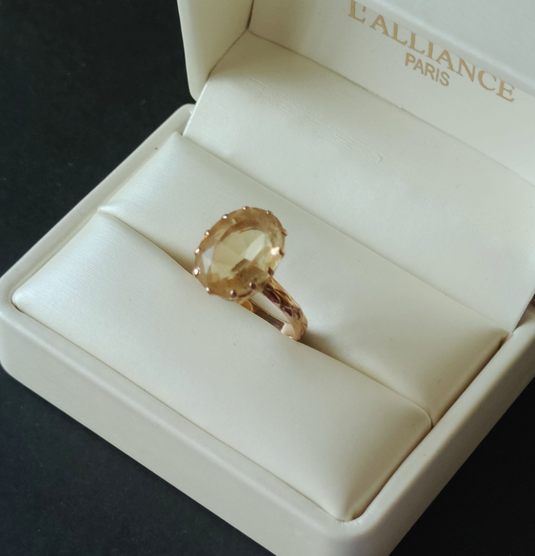 Null 
RING in yellow gold 750°/°° set with a yellow stone cut in citrine colour &hellip;