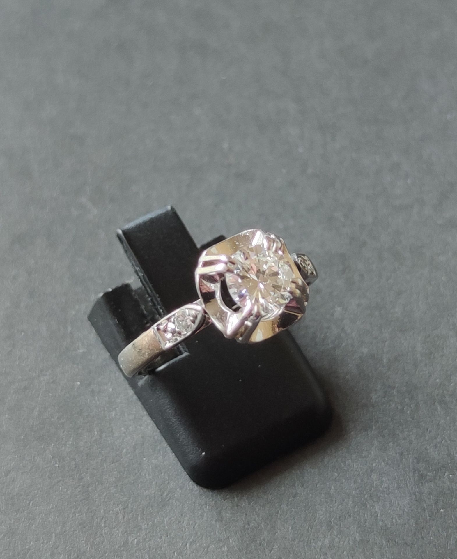 Null 
RING, Fassung aus 750°/00er Weißgold, besetzt mit einem modernen Diamanten&hellip;