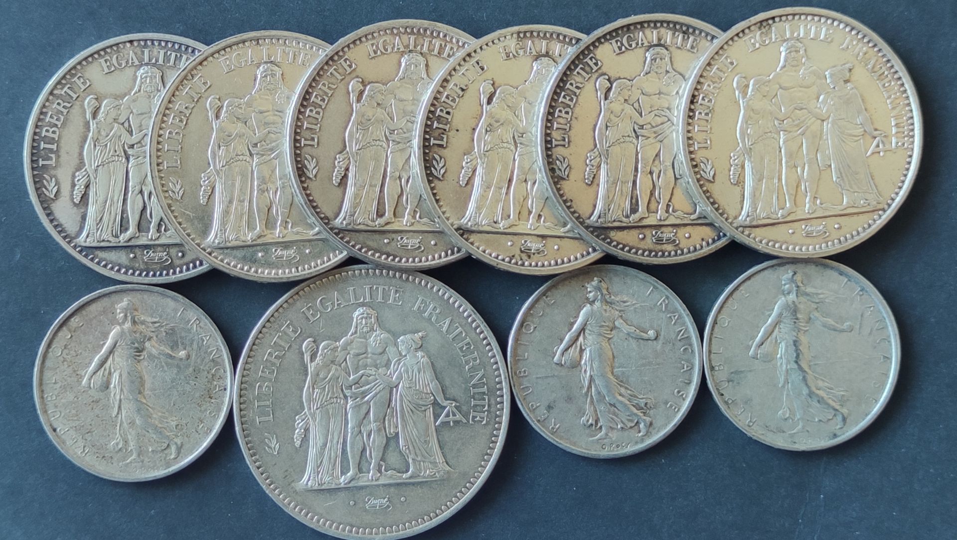 Null 
一套银币包括：3枚5法郎的硬币 - 6枚10法郎的硬币 - 1枚50法郎的硬币

重量：197克