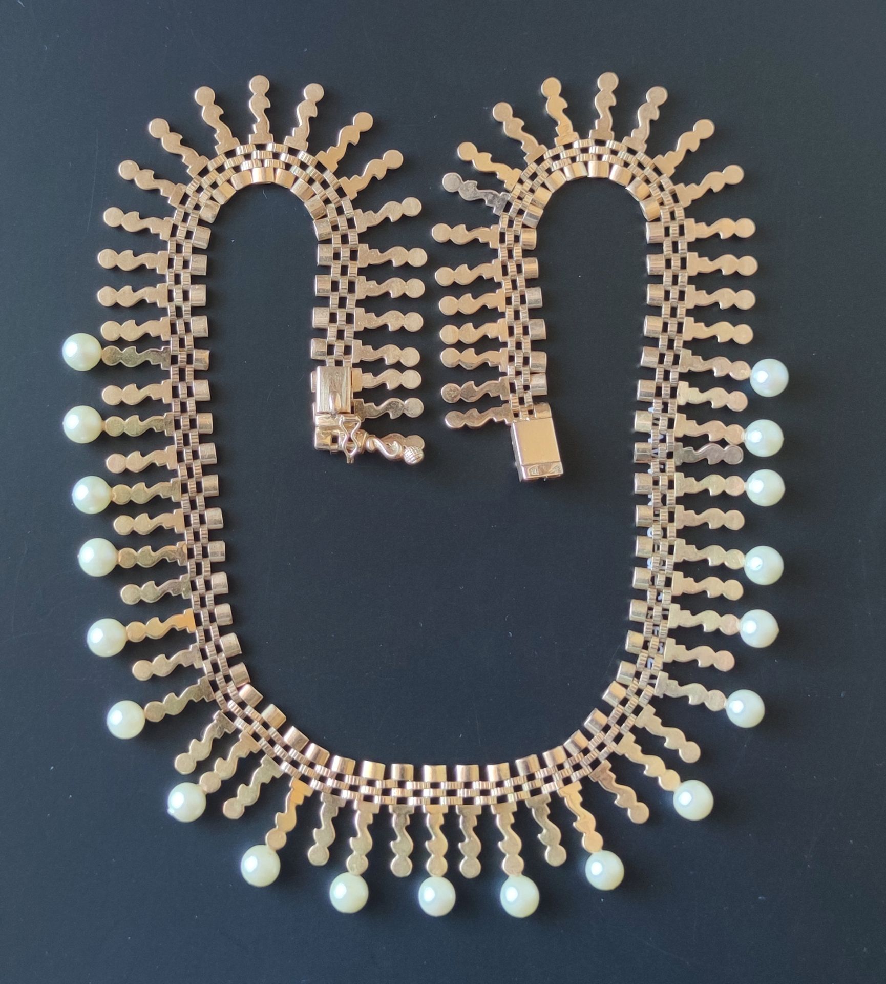 Null 750°/°黄金项链，饰以19颗养殖珍珠，长度不受限制：42厘米，总重45.6克。