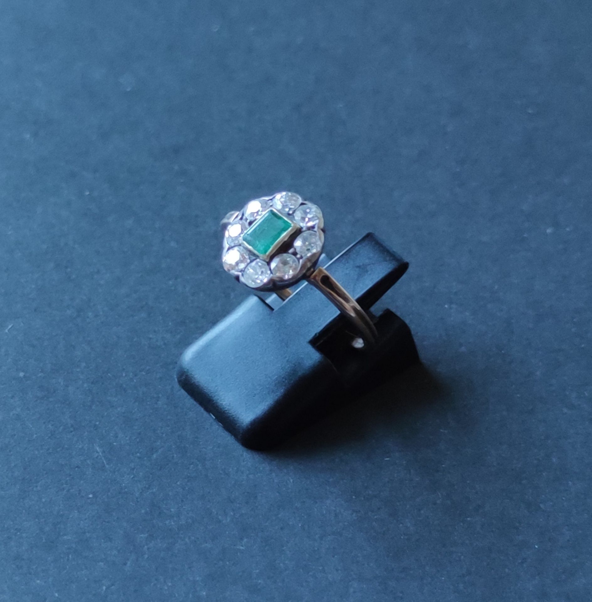 Null 
戒指，镶有一颗小型切割的祖母绿（磨损和内部结霜），镶有八颗小型钻石，老式明亮式切割 总重量：2.3克（黄金磨损） 手指大小：约56毫米