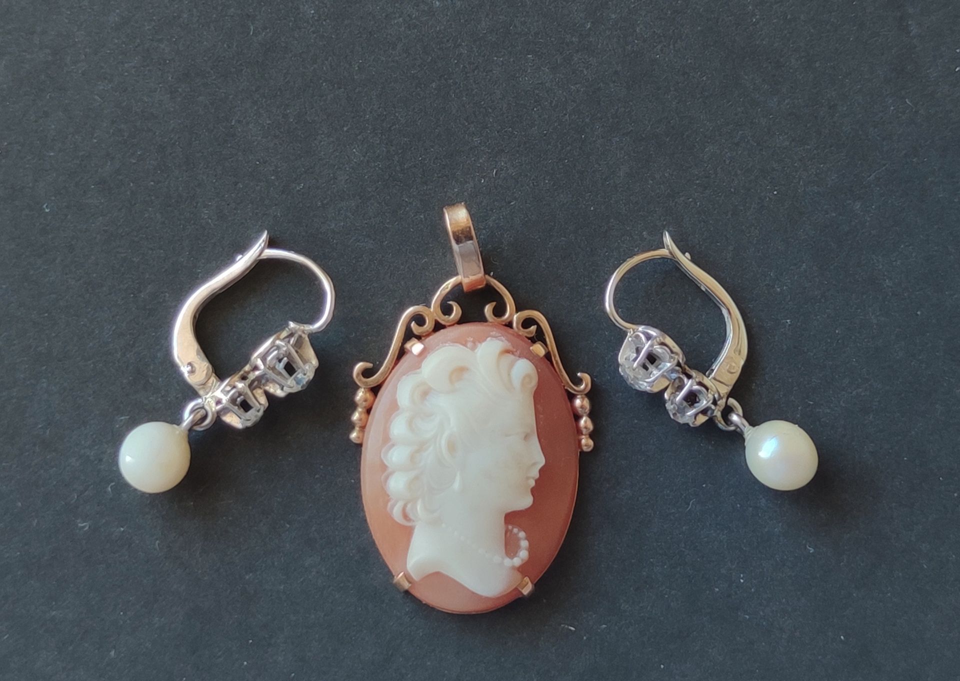 Null LOT comprising: a yellow gold pendant set with a shell cameo with a woman's&hellip;