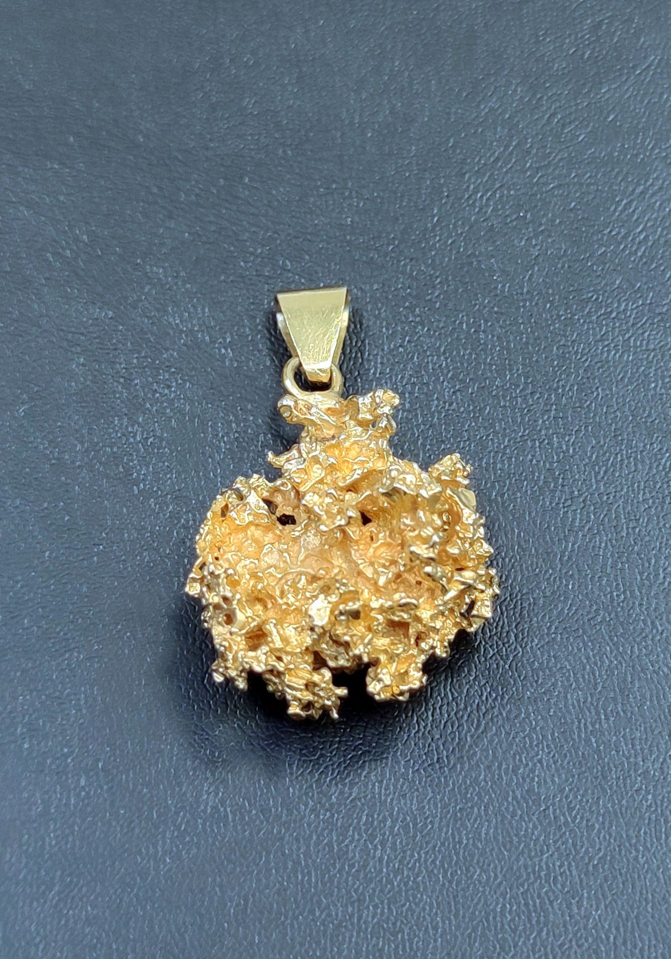 Null 
PENDENTIF "PEPITE" aus Gelbgold.

Gewicht: 30.1 g

L: 3 cm