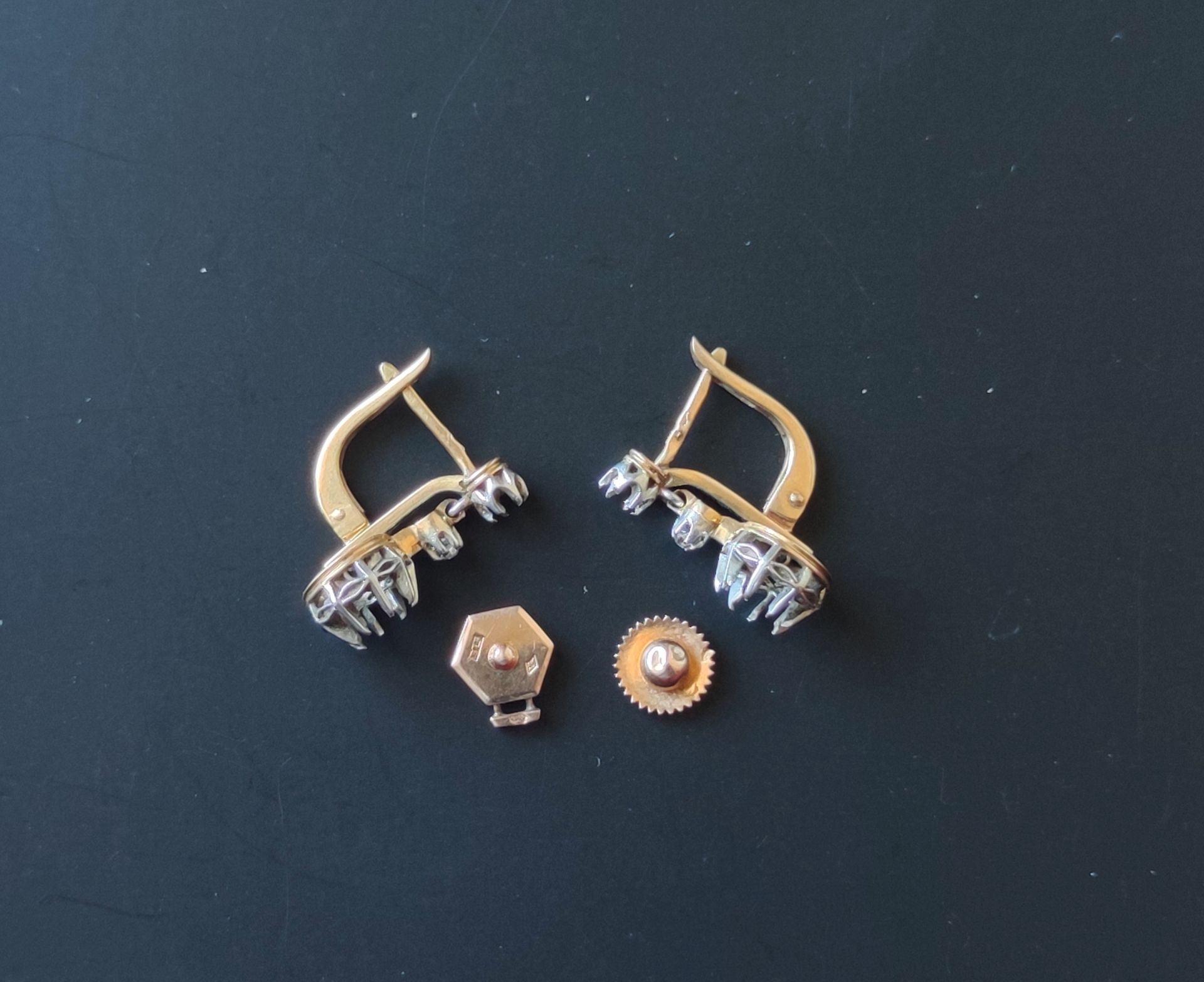 Null 一组750°/°的黄金耳环和耳钉 重量：5.8克