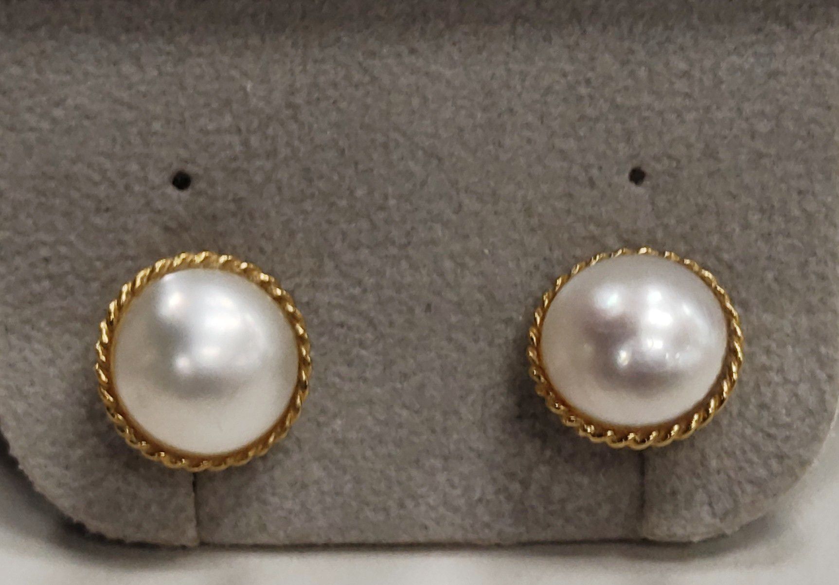 Null 一对耳环，750°/00黄金镶嵌半颗珍珠 总重量：3.5克