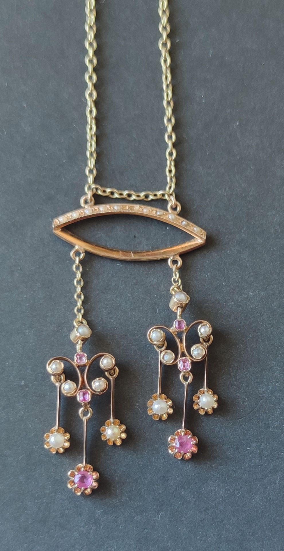 Null 750°/°黄金项链，吊坠镶有小珍珠和小红宝石，总重8.8克（链结可解开）。