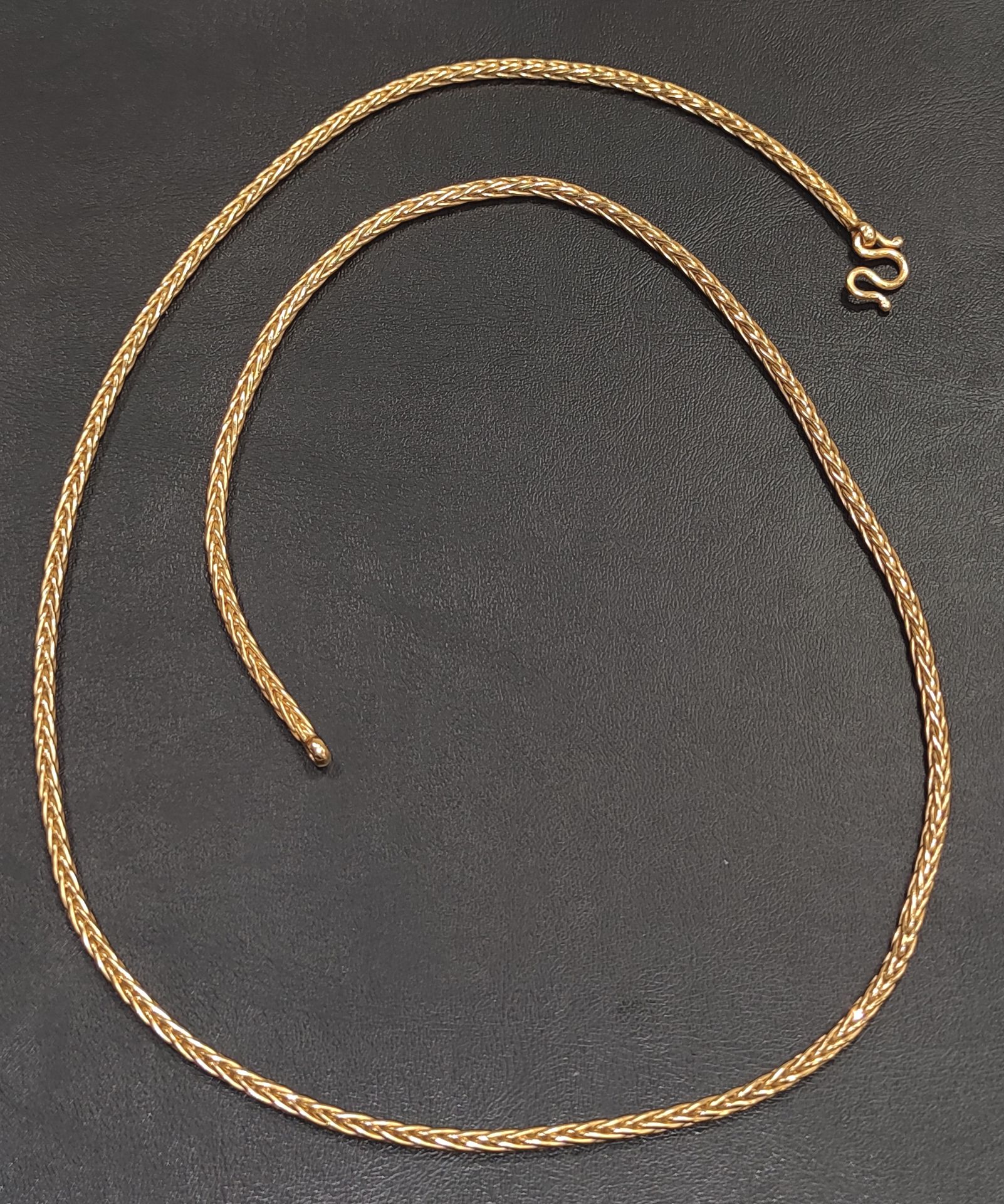 Null 
COLLIER en or jaune 750°/00 à maille tressée "serpent"  Poids : 82.7 g Lon&hellip;