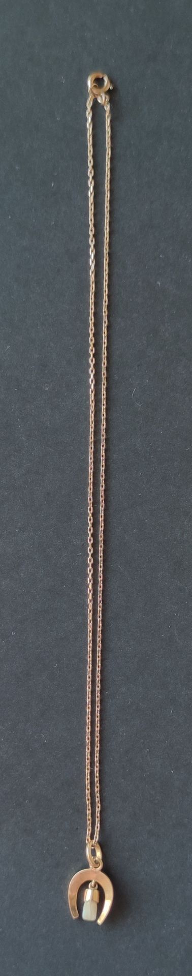Null 一组三条750°/°黄金项链，包括马蹄铁、衰落球线和珊瑚球 毛重：9.1克