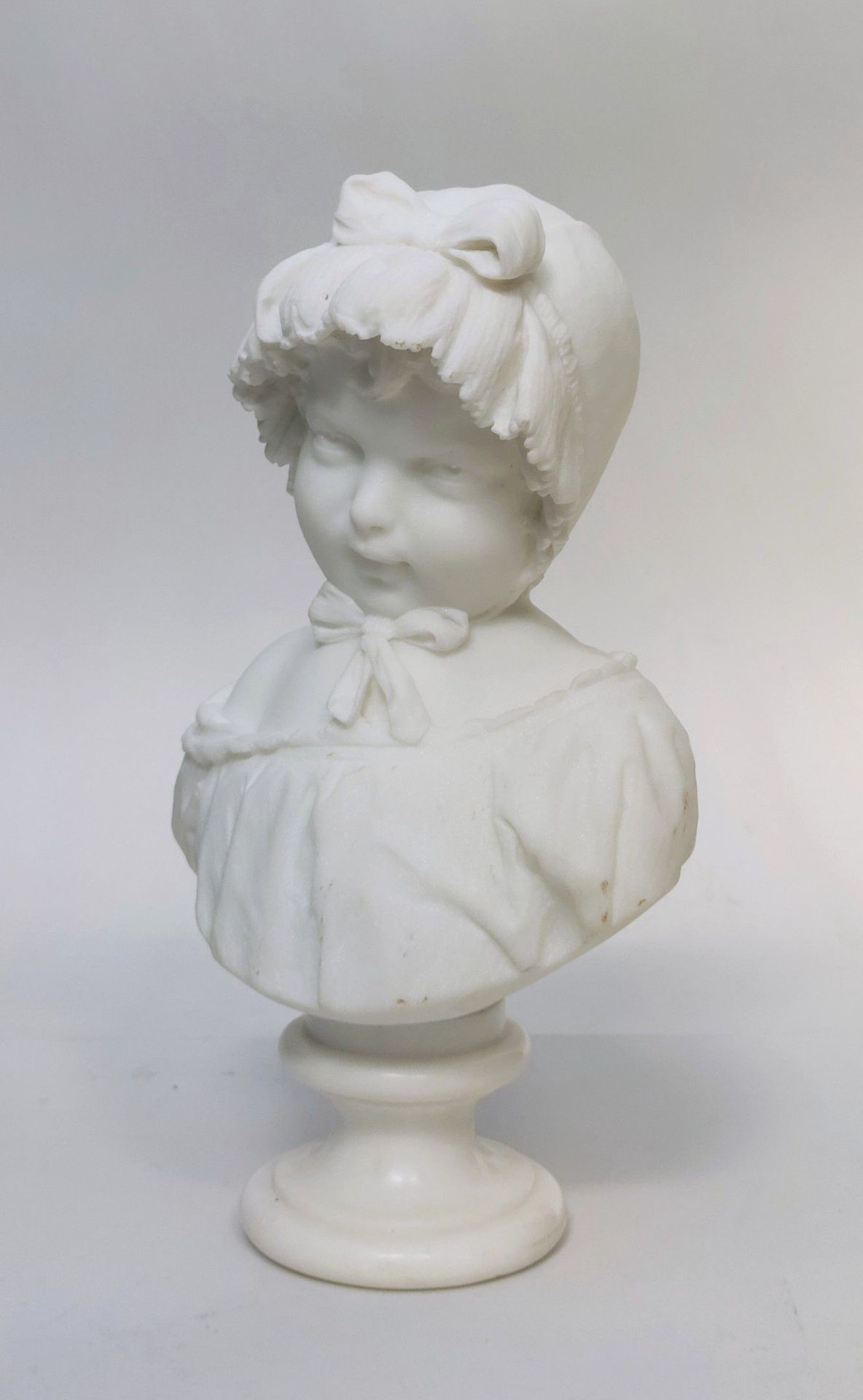 Null 奎里尼-腾普拉(1849-1888)

一个小女孩的半身像

大理石雕塑背面有签名，位于米兰 高度：40厘米高度：40厘米
