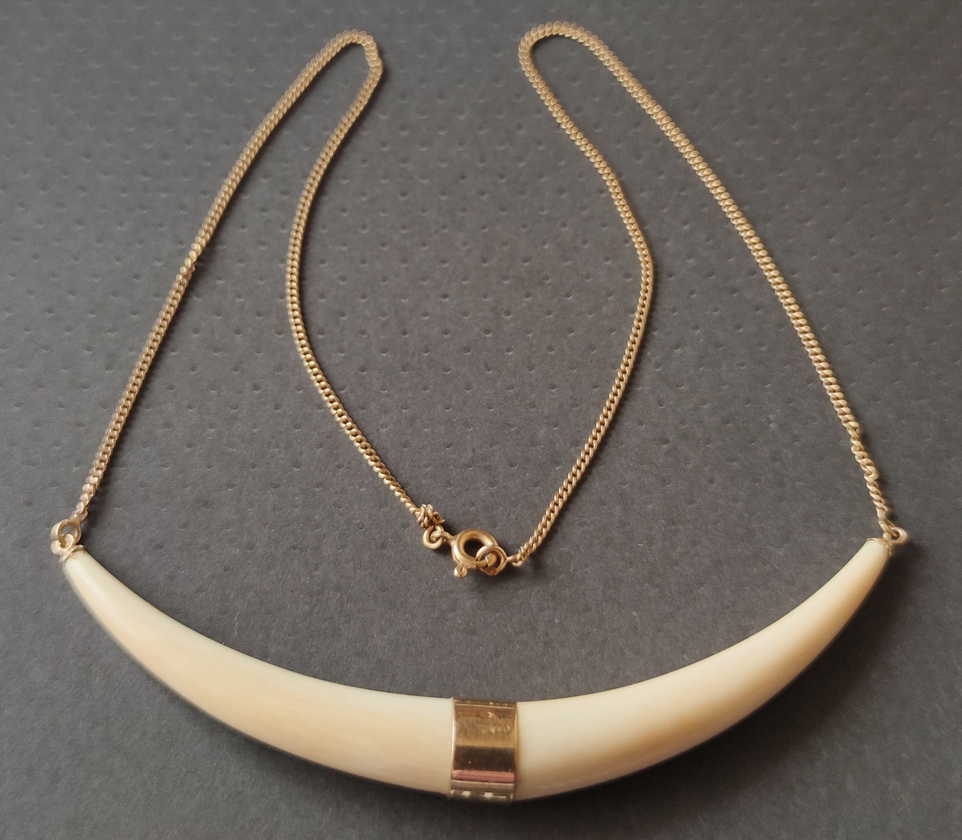 Null NECKLACE, chain in yellow gold 750°/00 and ivory motif 

Gross weight : 11.&hellip;