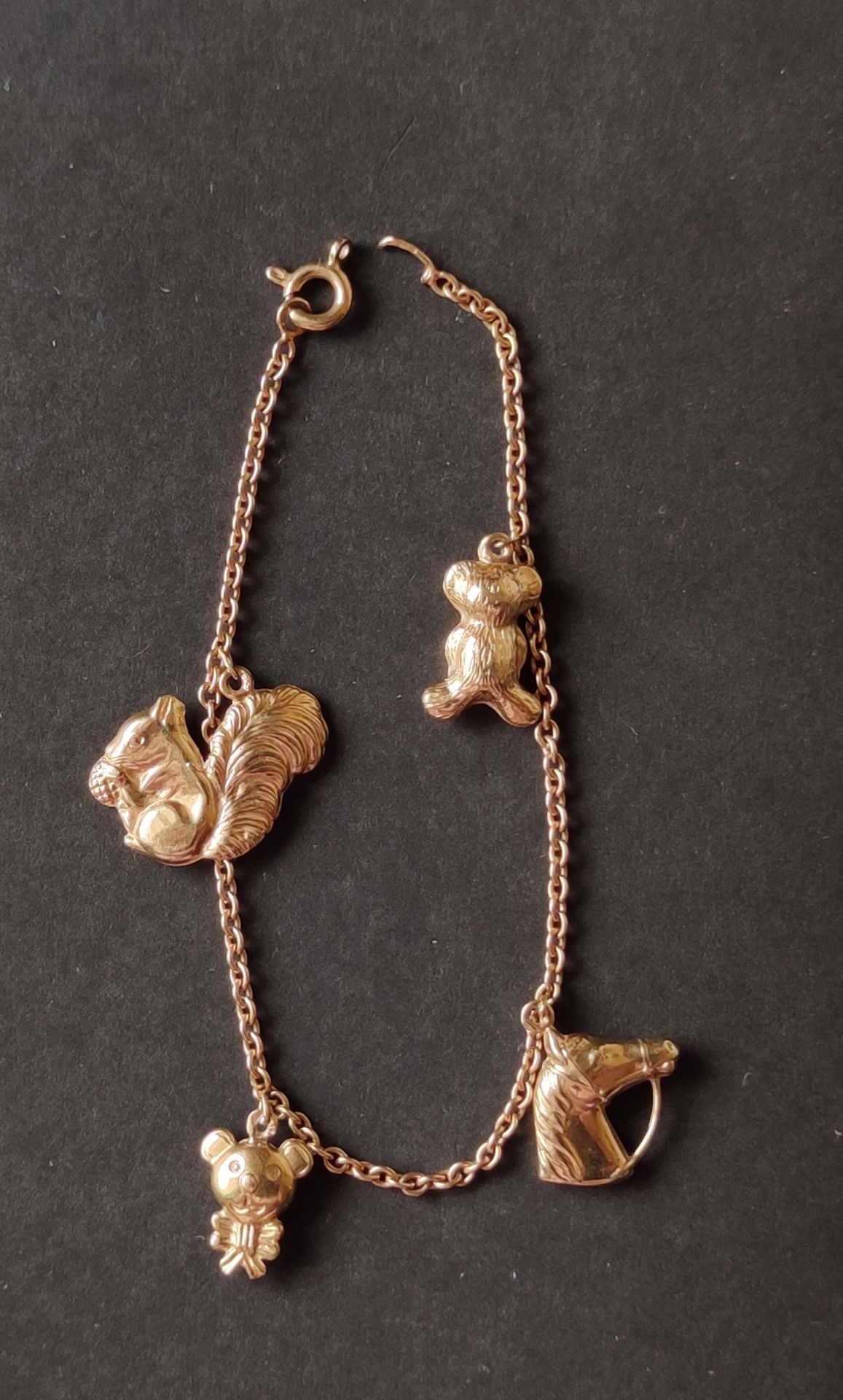 Null BRACELET IN YELLOW GOLD 750°/00 with 4 charms including squirrel 

Gross we&hellip;