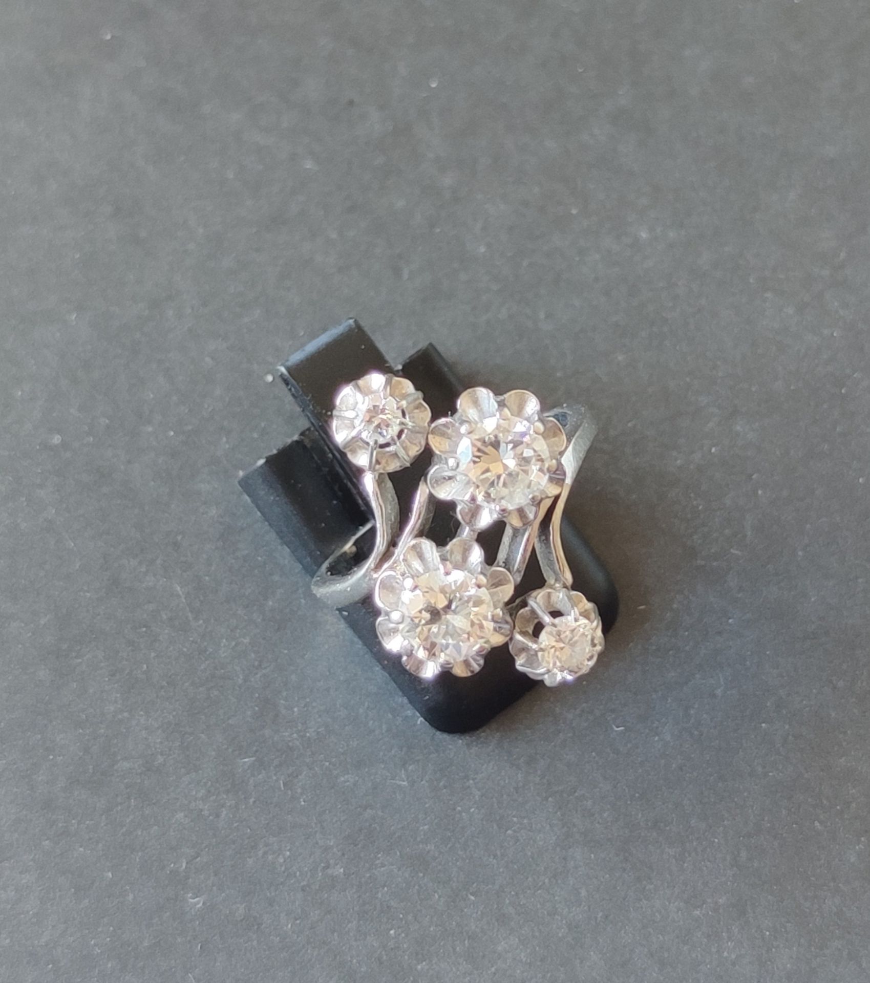Null 
RING, Fassung aus 750°/°° Weißgold, besetzt mit vier Diamanten im Brillant&hellip;