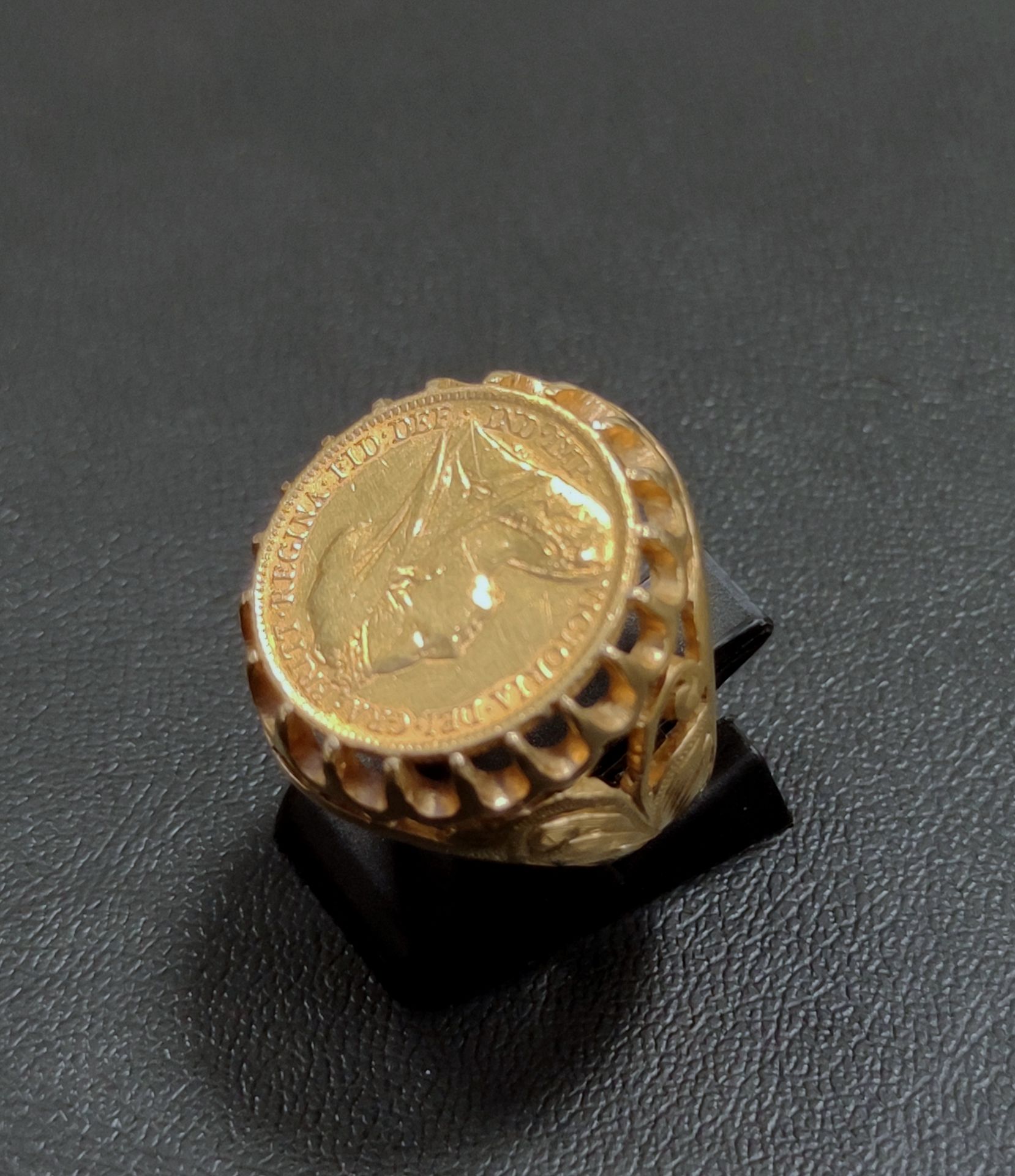 Null 
HORSE RING in yellow gold 750°/00 with English Victoria coin Weight : 13.6&hellip;