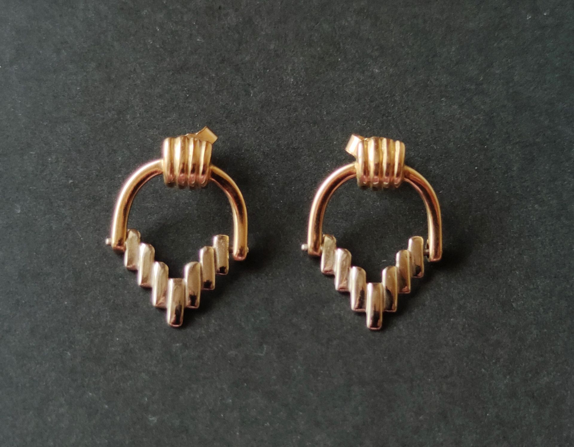 Null Paar Ohrringe aus Gelb- und Weissgold 750°/°°, jeweils mit einem bewegliche&hellip;