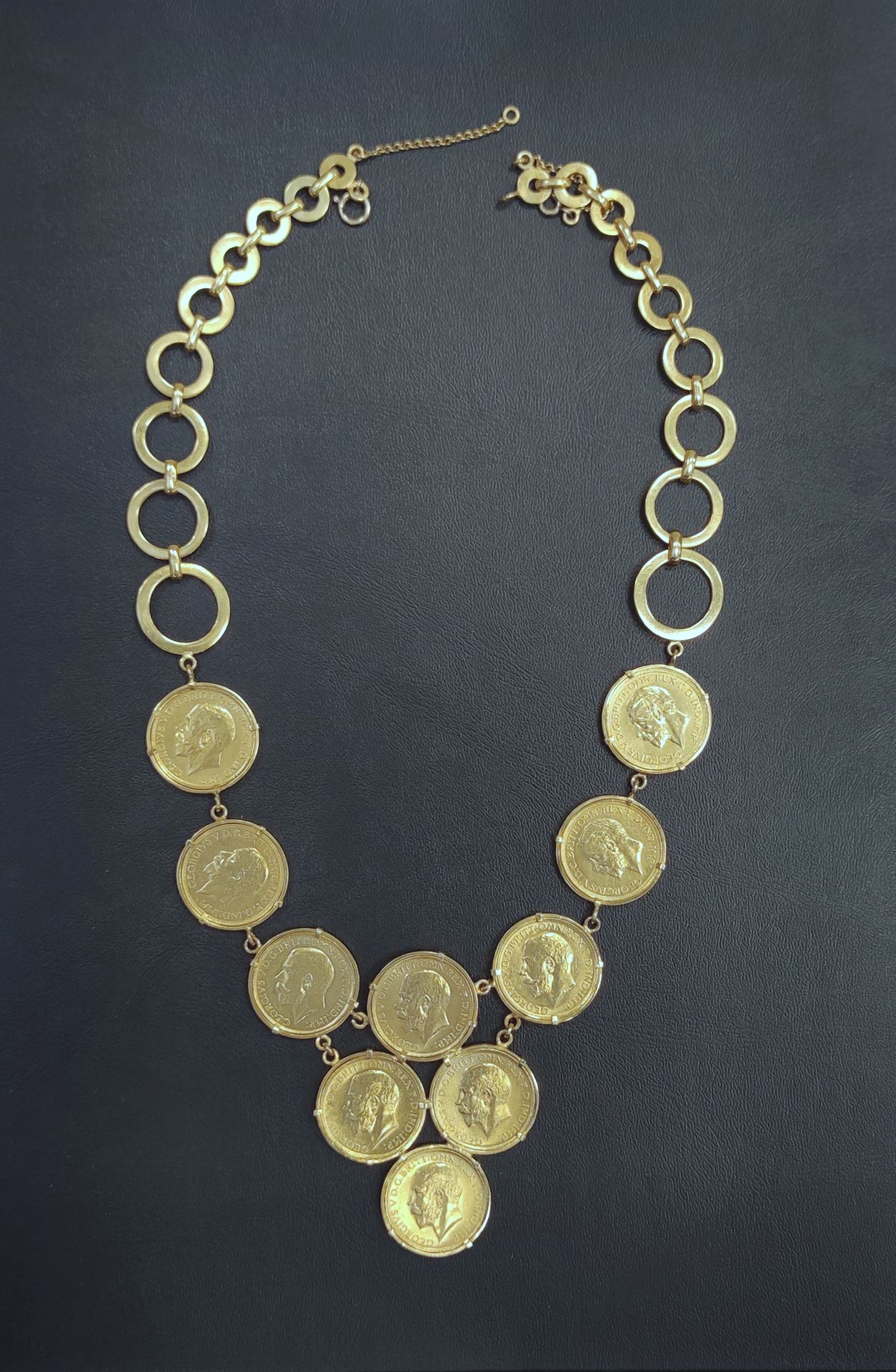 Null 
750°/00黄金吊坠项链，饰有10枚英国乔治五世硬币 重量：138.1克