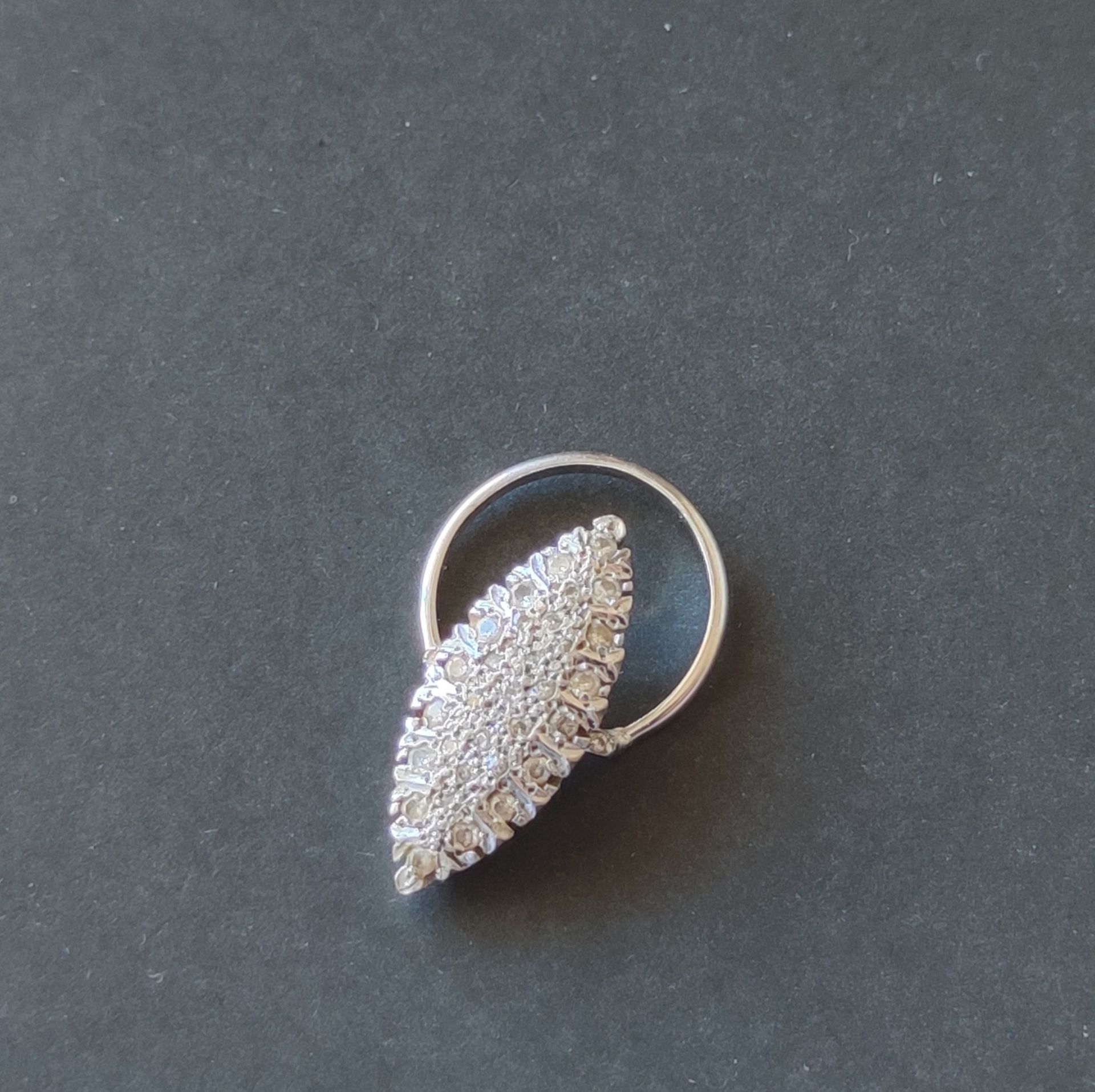 Null 变成围巾的戒指 750°/°°白金，梭形图案镶嵌钻石碎片，微量控制 6.6克毛重(事故)