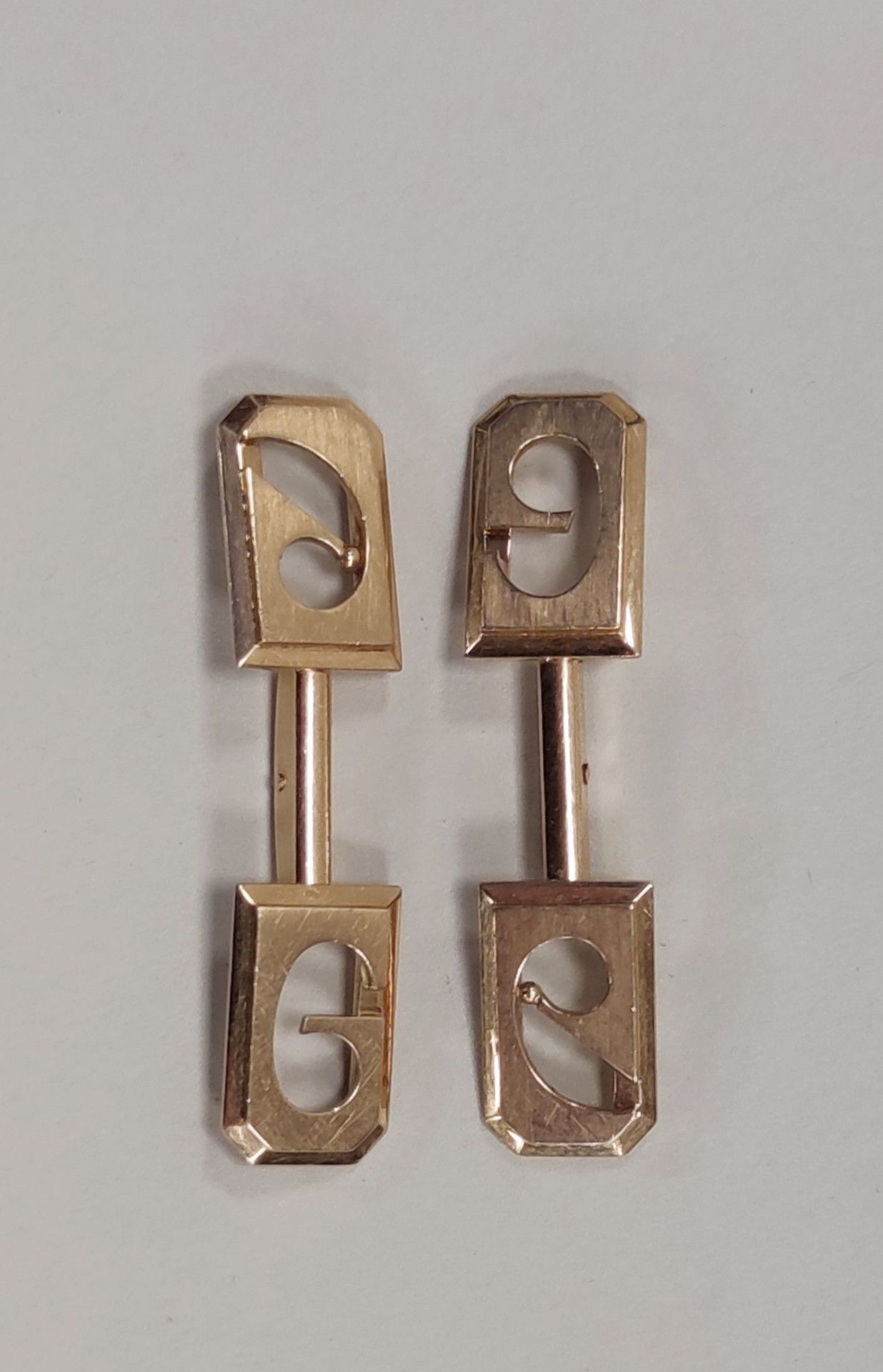 Null Pair of HANDLEBAR BUTTONS in yellow gold 750°/°°° , each with the letters G&hellip;