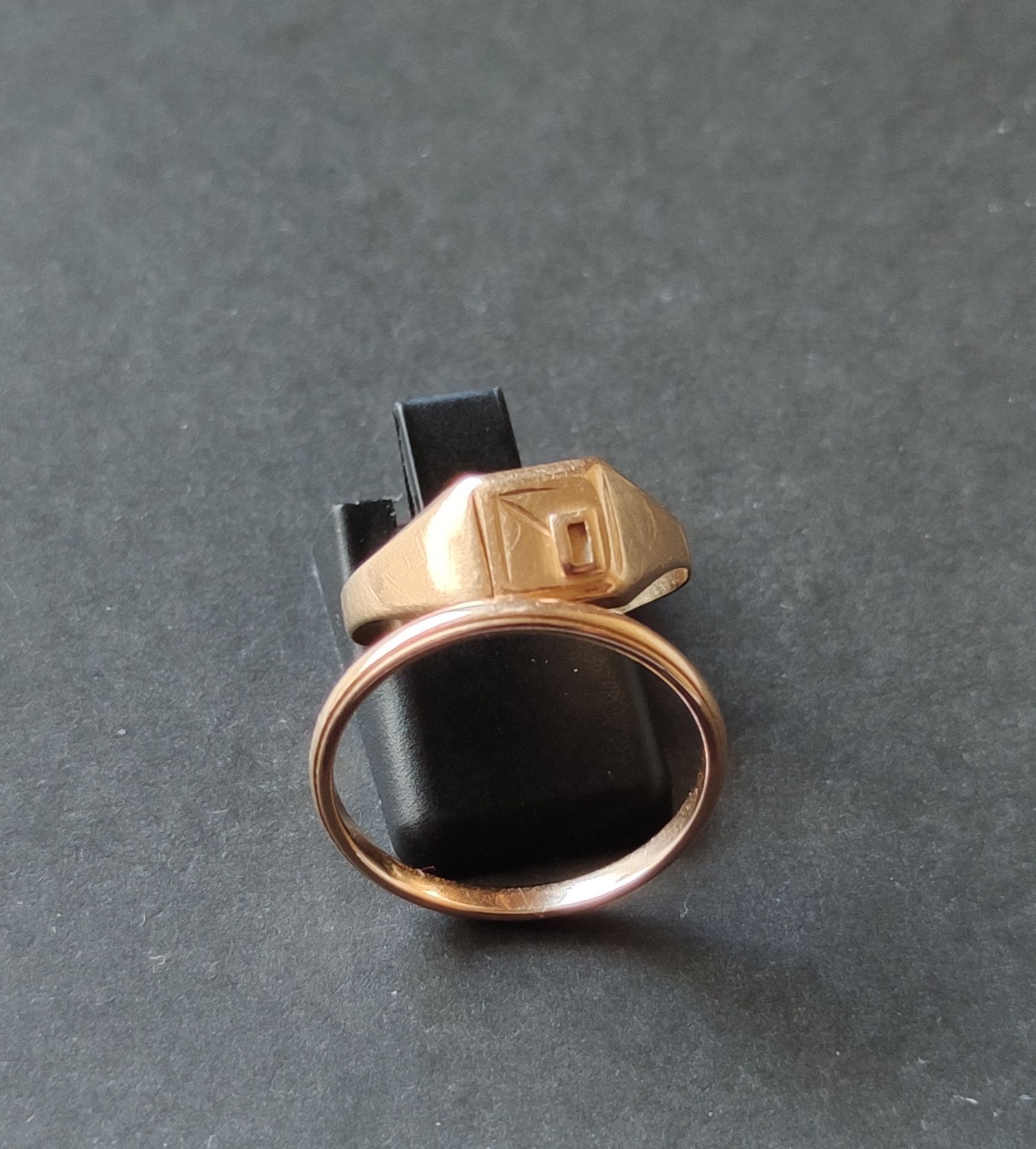 Null 
一枚结婚戒指和一枚小戒指，黄金750°/00。 
重量3.9克（磨损和变形） 手指尺寸：55和59