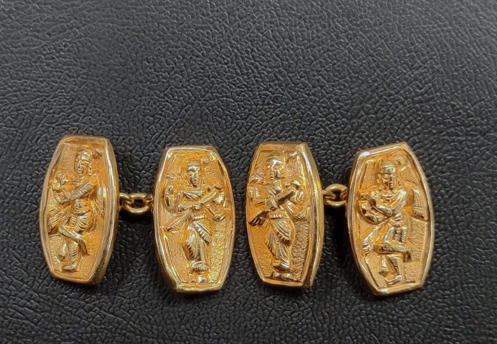 Null 
一对750°/00的黄金口袋纽扣，上面装饰着神灵。

重量：5.9克