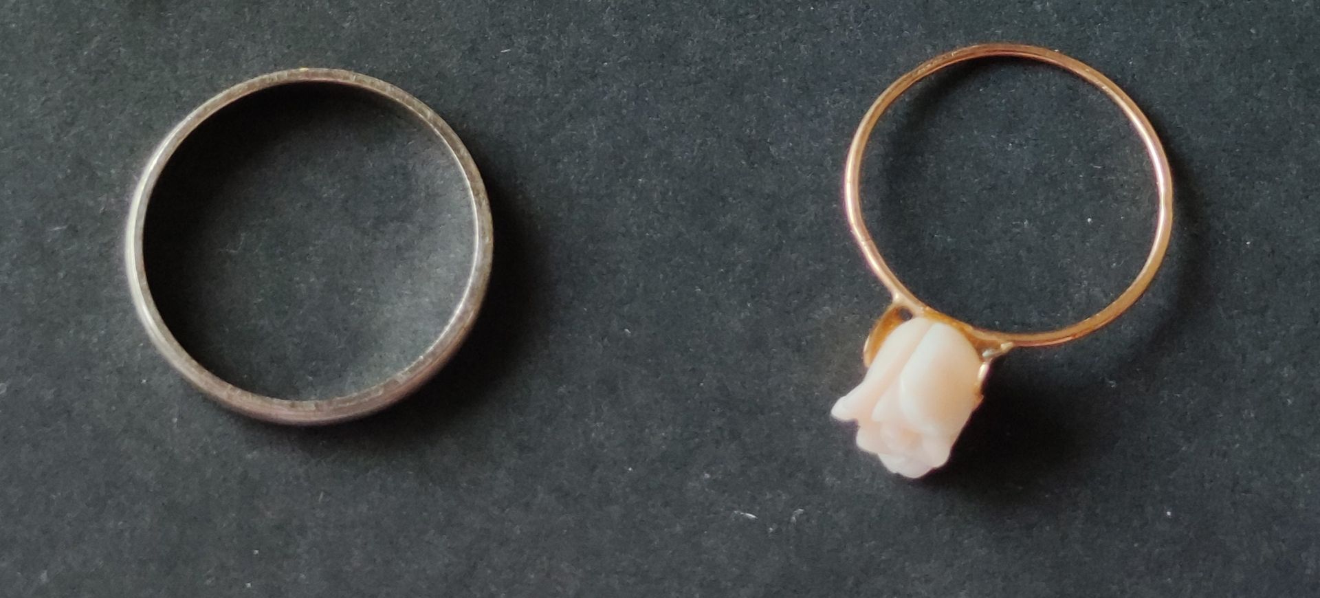 Null 
一件750°/°的黄金和白金拍品，包括：一枚白金结婚戒指（2克，无制造商标记），一枚带白珊瑚花的小戒指（1克），总重量：3克，手指尺寸：54 1/2&hellip;