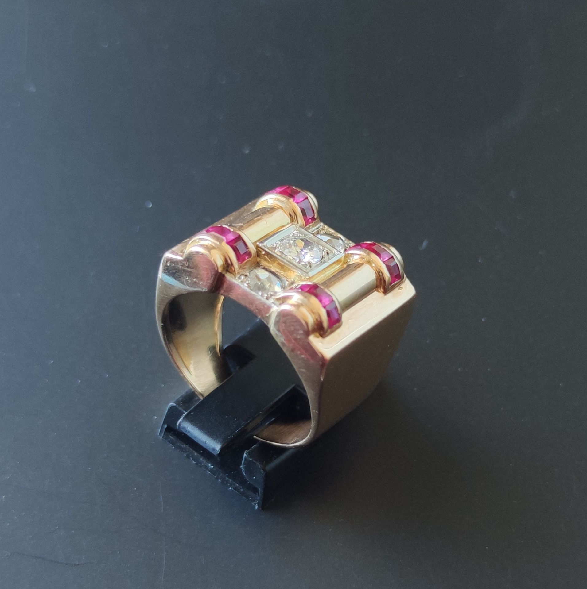 Null 
黄金 "rouleau "戒指，镶嵌三颗老式切割钻石和四行红色宝石。 毛重：18.2克



手指大小：62