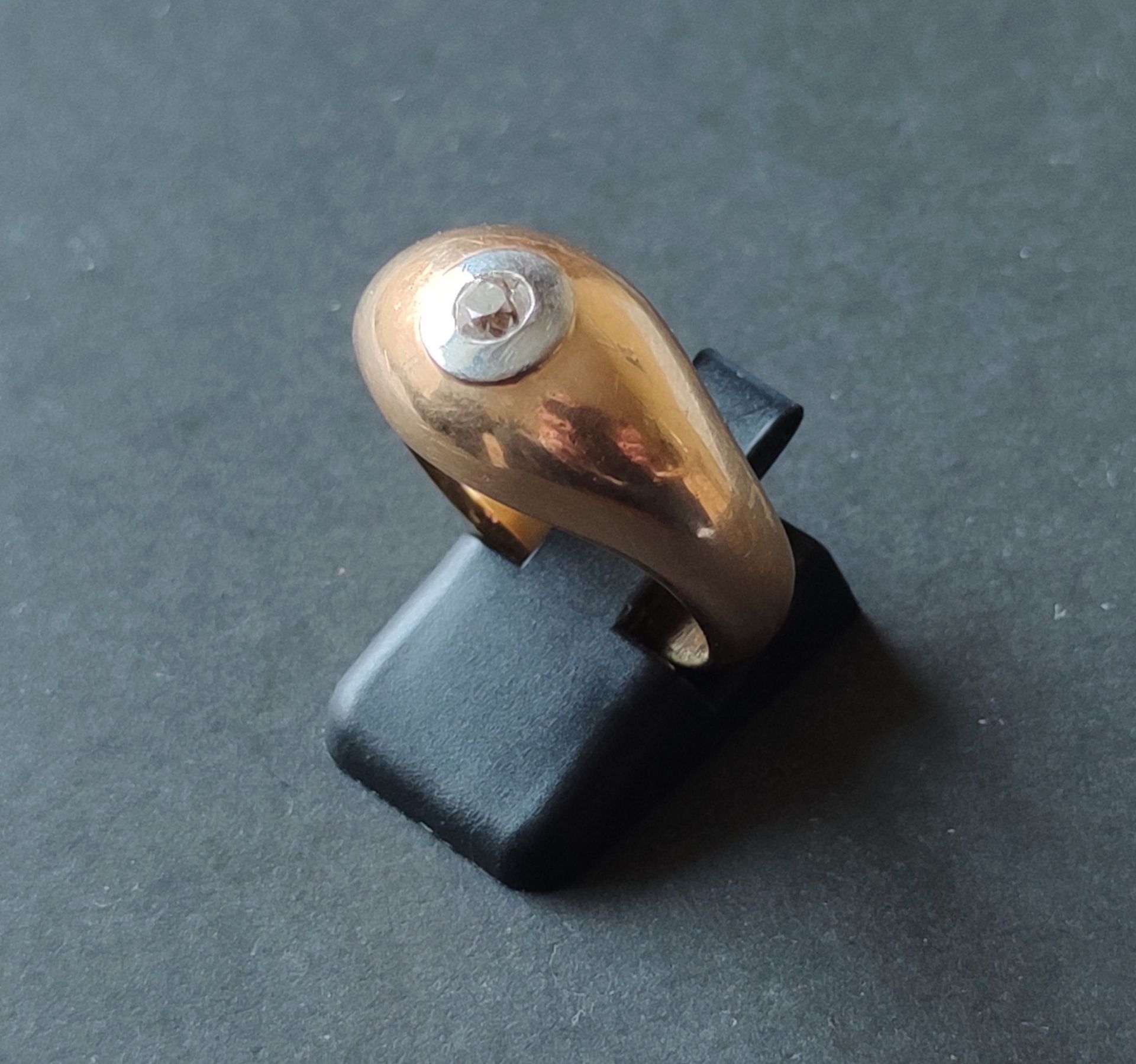 Null 
CHEVALIERE-RING aus 750°/00 Gelbgold, besetzt mit einem kleinen geschliffe&hellip;