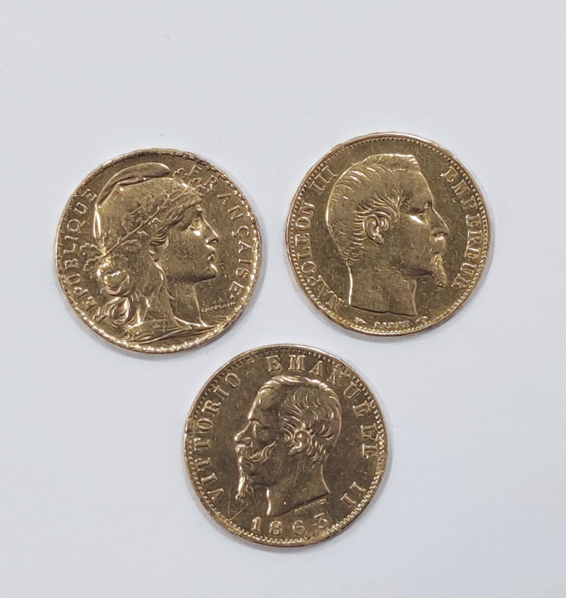 Null 
一组3枚金币:

法国1854年和1909年的2枚20法郎金币

意大利1863年20里拉金币1枚

(磨损)

这批产品的销售费用：10 % TT&hellip;