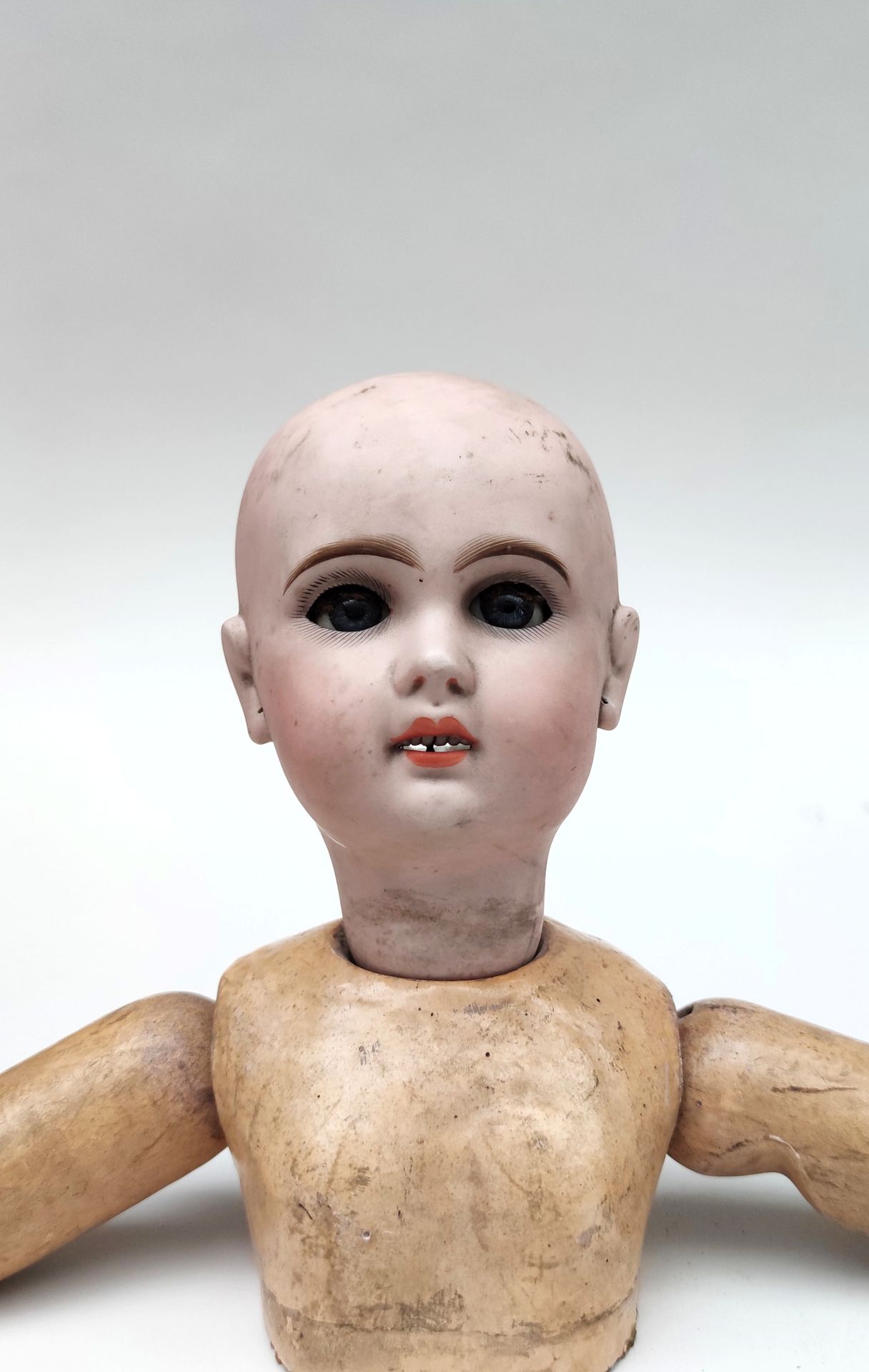Null SFBJ婴儿，模型JUMEAU，铸造饼干的开口，原始的铰接式身体和说话装置，高55厘米。赤裸裸的。(头部有毛，有污垢，身体处于拆散和损坏状态)

专家&hellip;