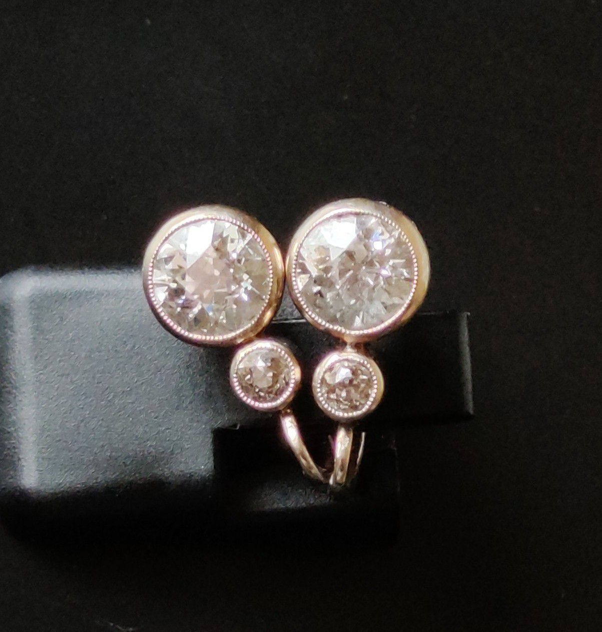 Null 一对白金耳环，每只耳环都镶有一颗老式明亮型切割钻石，重约0.90至1克拉（有许多霜状物和内含物），两侧是封闭式镶嵌的小钻石 总重量：3.2克

(一个&hellip;