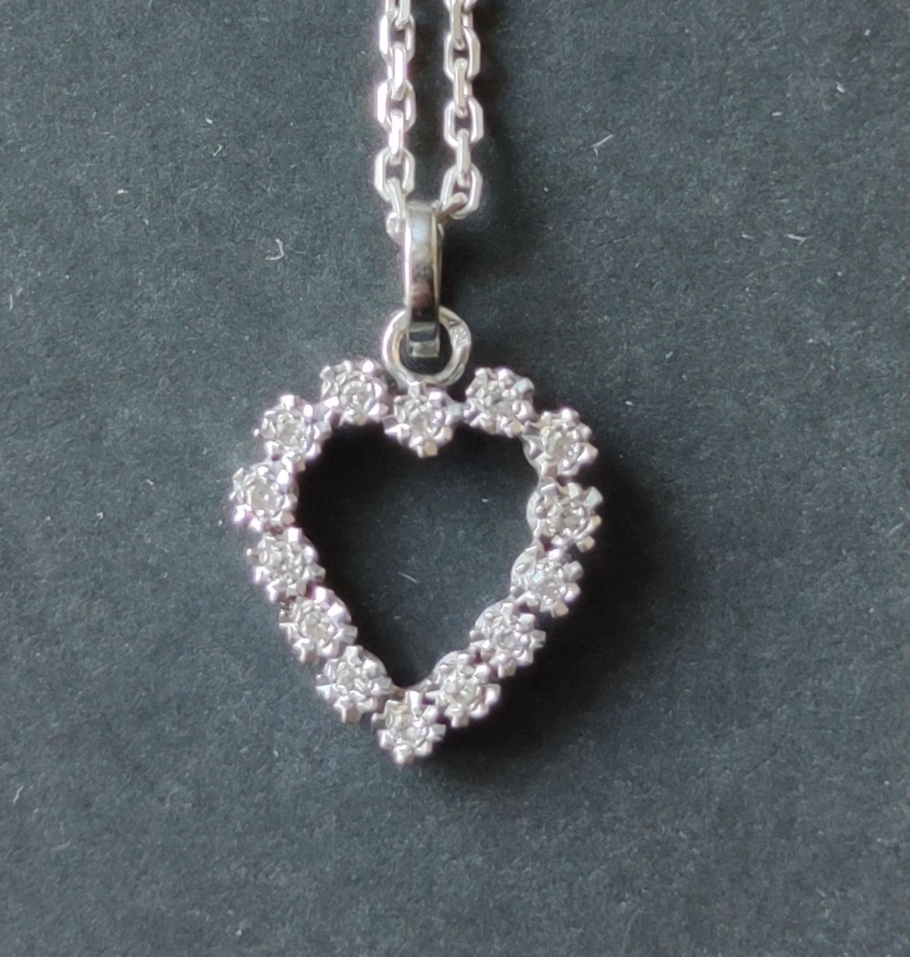 Null HEART PENDANT in white gold 750°/00 with chain Gross weight : 4.3 g