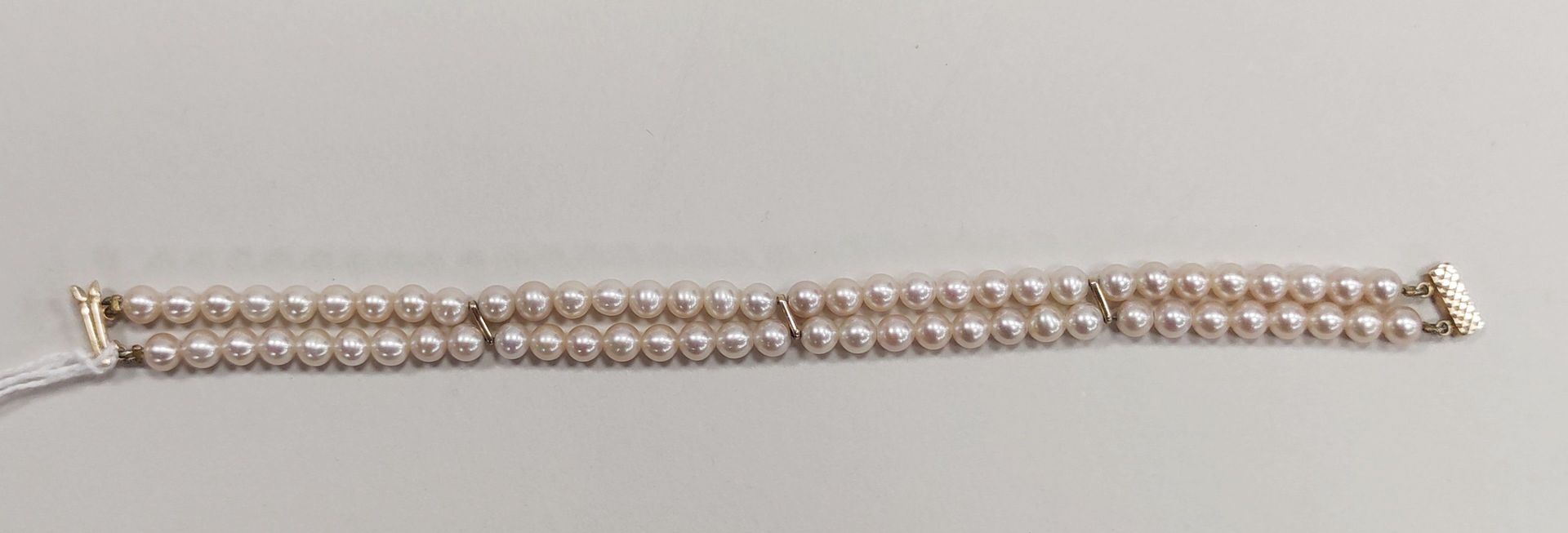 Null 由两排养殖珍珠组成的手镯，750°/00黄金搭扣 毛重：13.5克 长：17厘米
