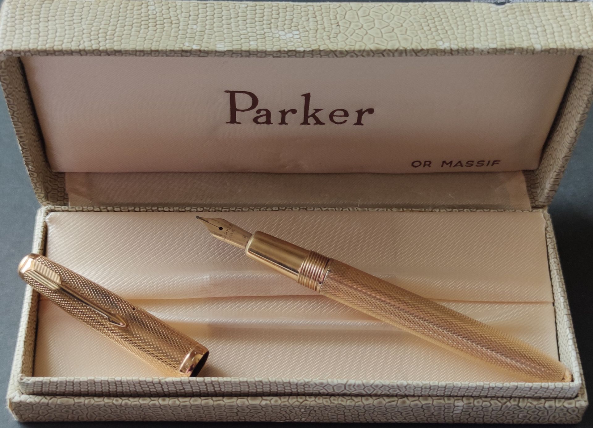 Null STYLO PARKER in yellow gold 750°/00 Gross weight : 23.8 g