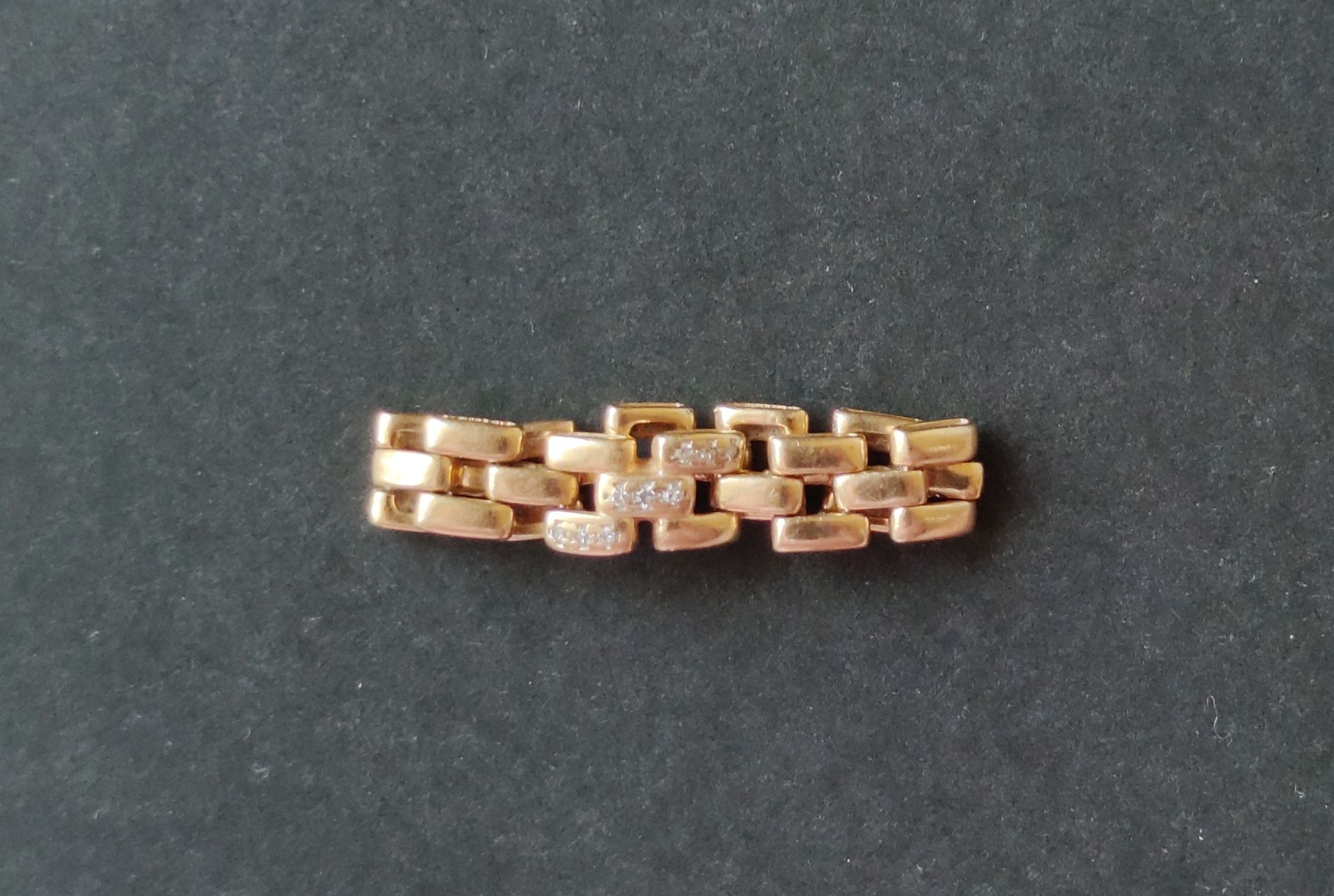 Null 
750°/°黄金材质的灵活戒指，有三条切割的小宝石。 手指大小：重量：7.3克 手指大小：68