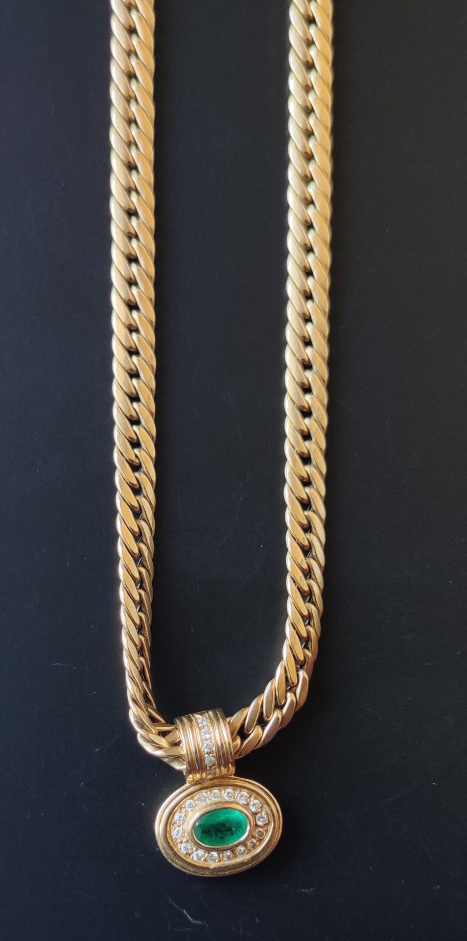 Null 750°/00黄金项链，椭圆形吊坠，镶嵌绿色宝石 总重量：25.7克