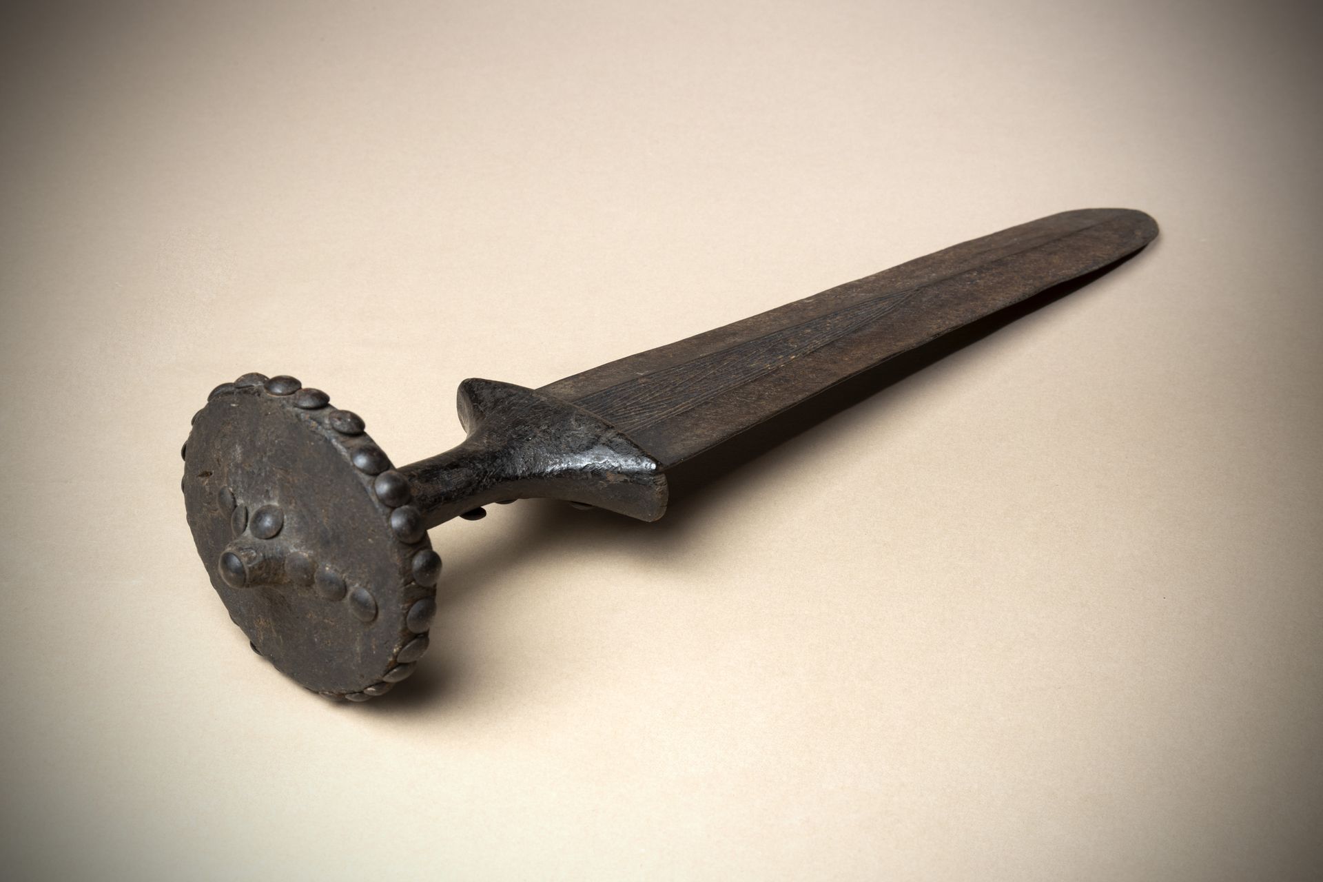 Null KUBA（刚果共和国）

仪式用刀，锻铁刀身刻有尖形图案，木质刀柄饰有装饰钉子

高度：42厘米