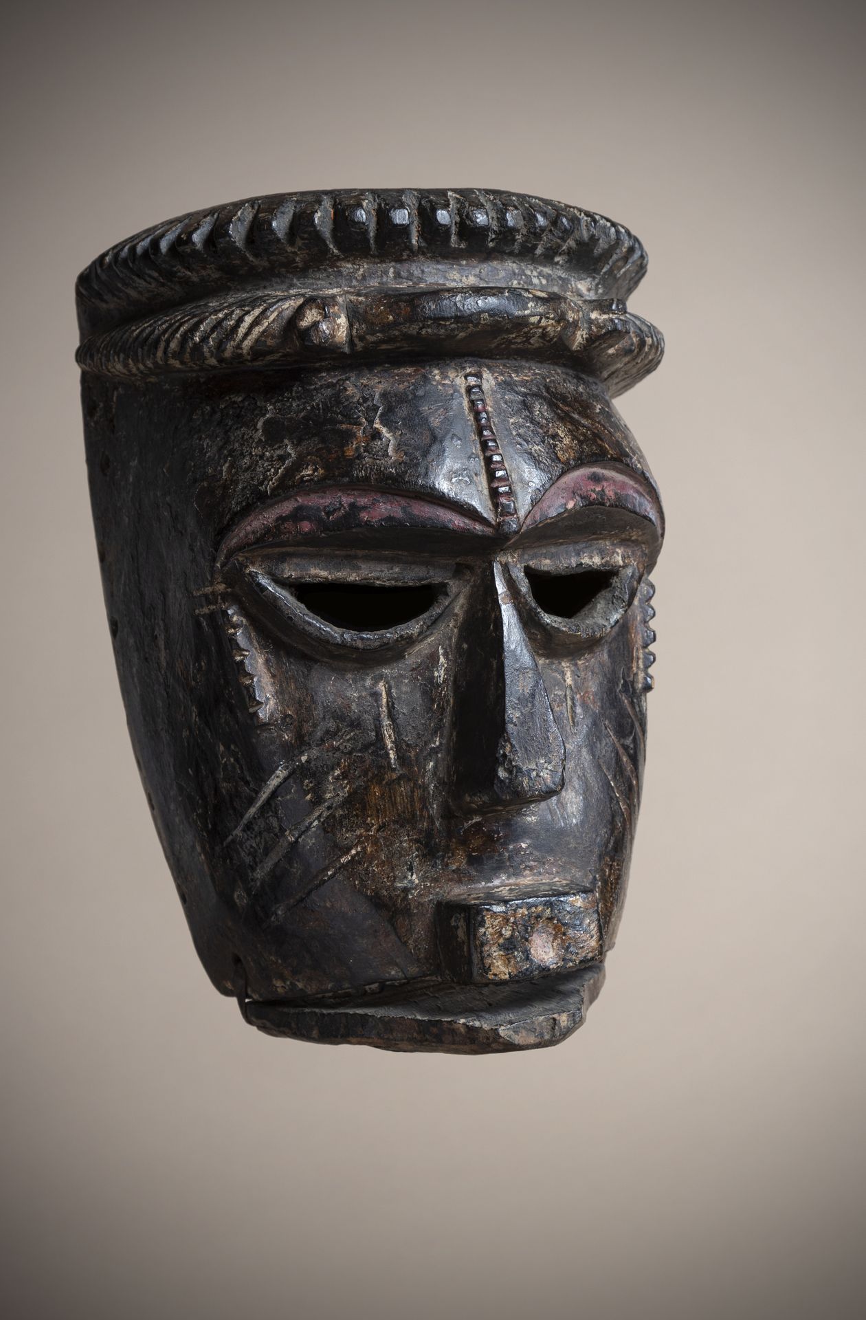 Null IBIBIO (Nigeria)

Maske mit tiefer dunkelbrauner Patina, beweglicher Kiefer&hellip;