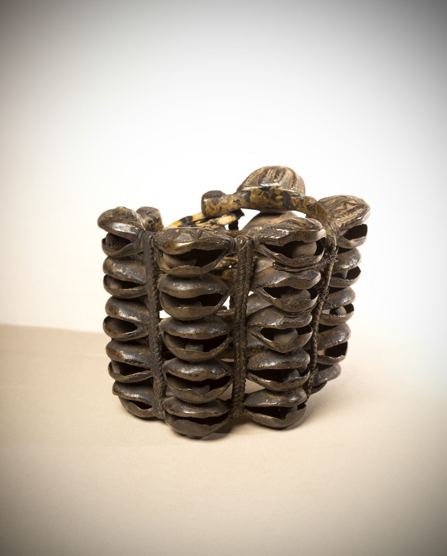 Null DAN / GIO (象牙海岸、利比里亚)

由五排铃铛连接而成的重要脚链，青铜材质，带有使用后的铜锈。

收藏E和G Betra

高度：11厘米