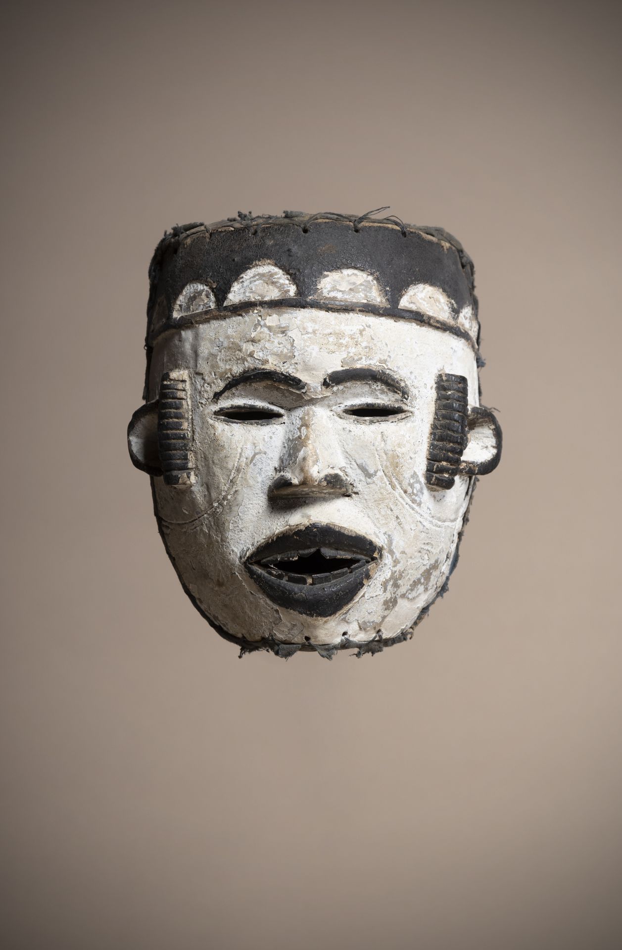 Null IDOMA (Nigeria)

White facial mask with raised temporal scarification marks&hellip;