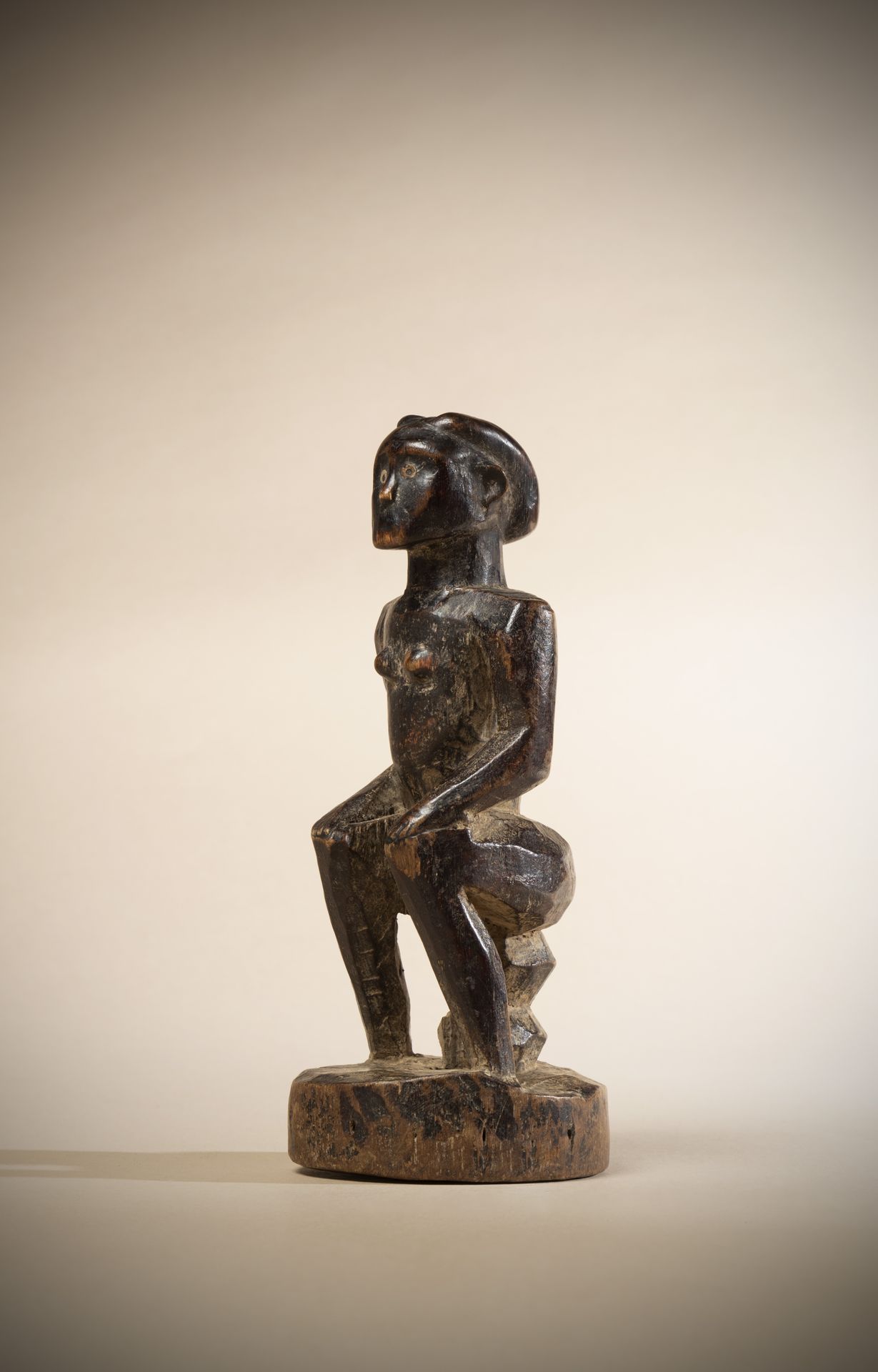 Null KWERE (坦桑尼亚)

雕像在传统座椅上呈坐姿，双手放在膝盖上。眼睛

是由玻璃珠制成的，有美丽的使用光泽。

高度：20厘米