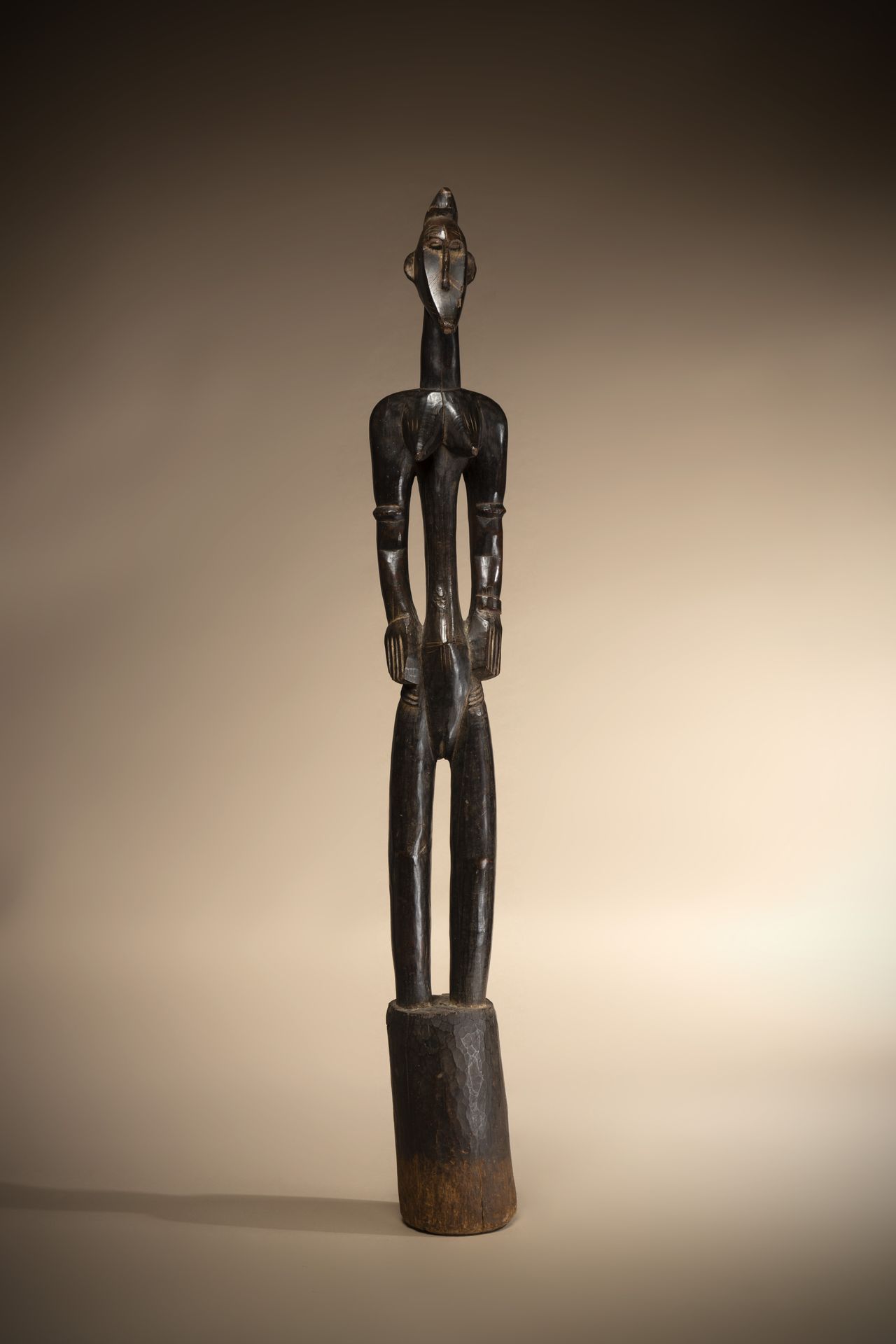 Null SENOUFO (象牙海岸、马里)

优雅的女性雕像，脸部薄而凹陷，以 "déblé "的名义用于

Poro的入会仪式。微弯的手臂与臀部相连，古老的&hellip;