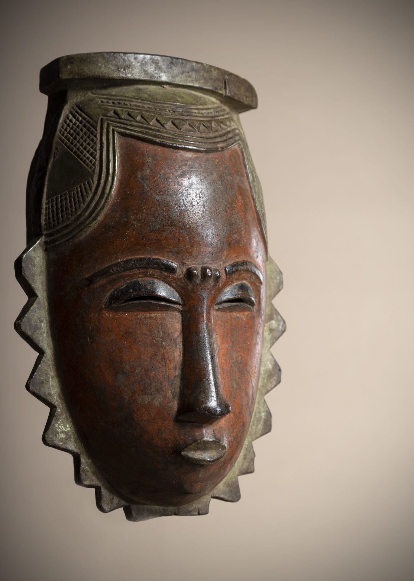 Null YAOURE (Costa d'Avorio)

Maschera in legno duro policromo con una patina d'&hellip;