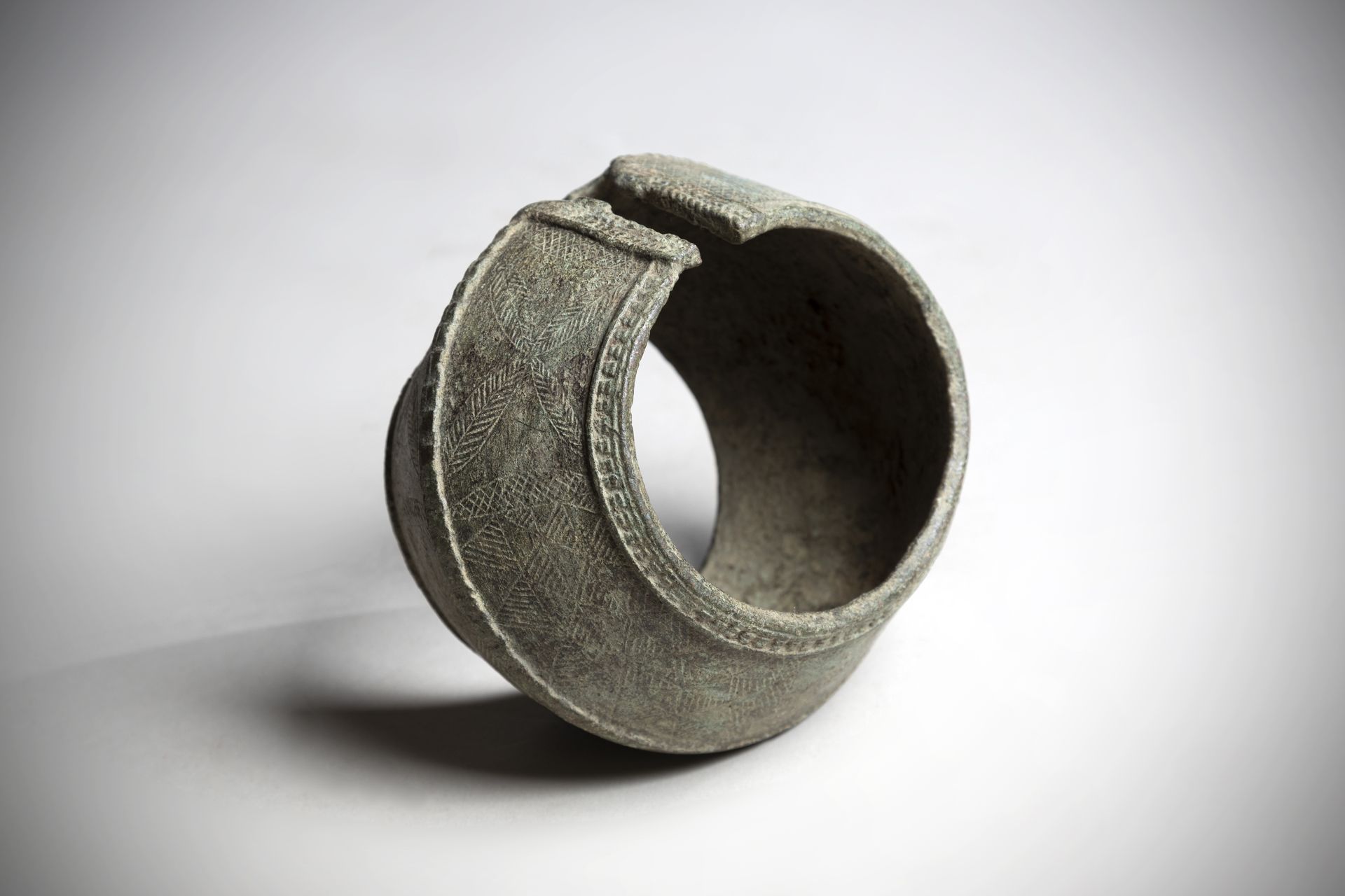 Null EBRIE (Ivory Coast)

Bronze bracelet with a grey-green excavation patina. A&hellip;