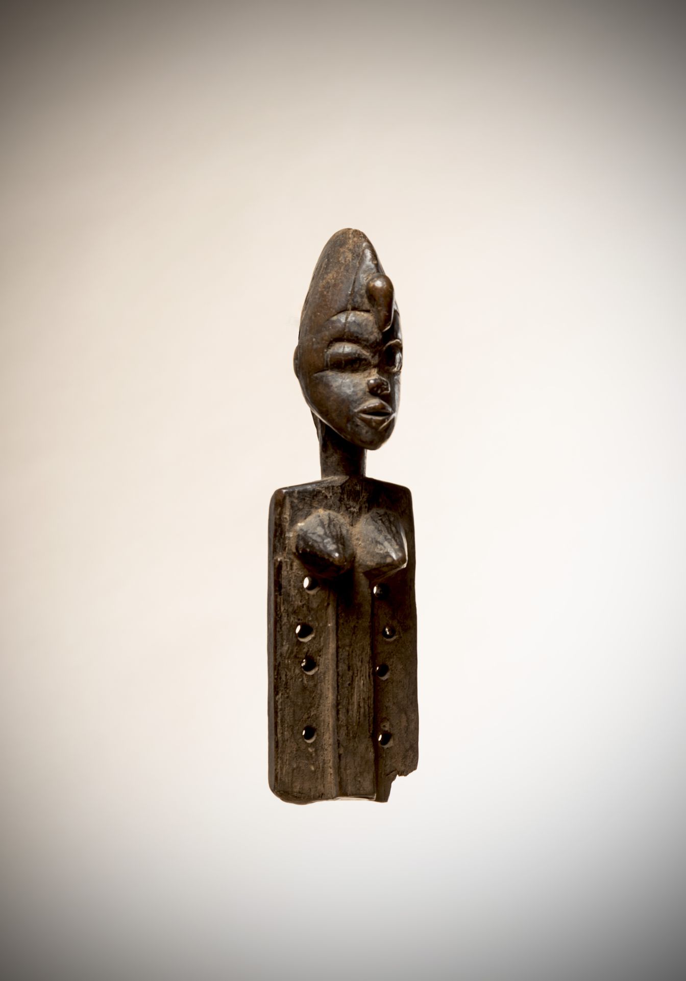 Null SENOUFO (象牙海岸)

这个女性的代表被固定在科拉的共鸣箱上，深深地

头饰背面的铜锈和磨损

前阿兰-普罗沃特收藏

高度：22.5厘米