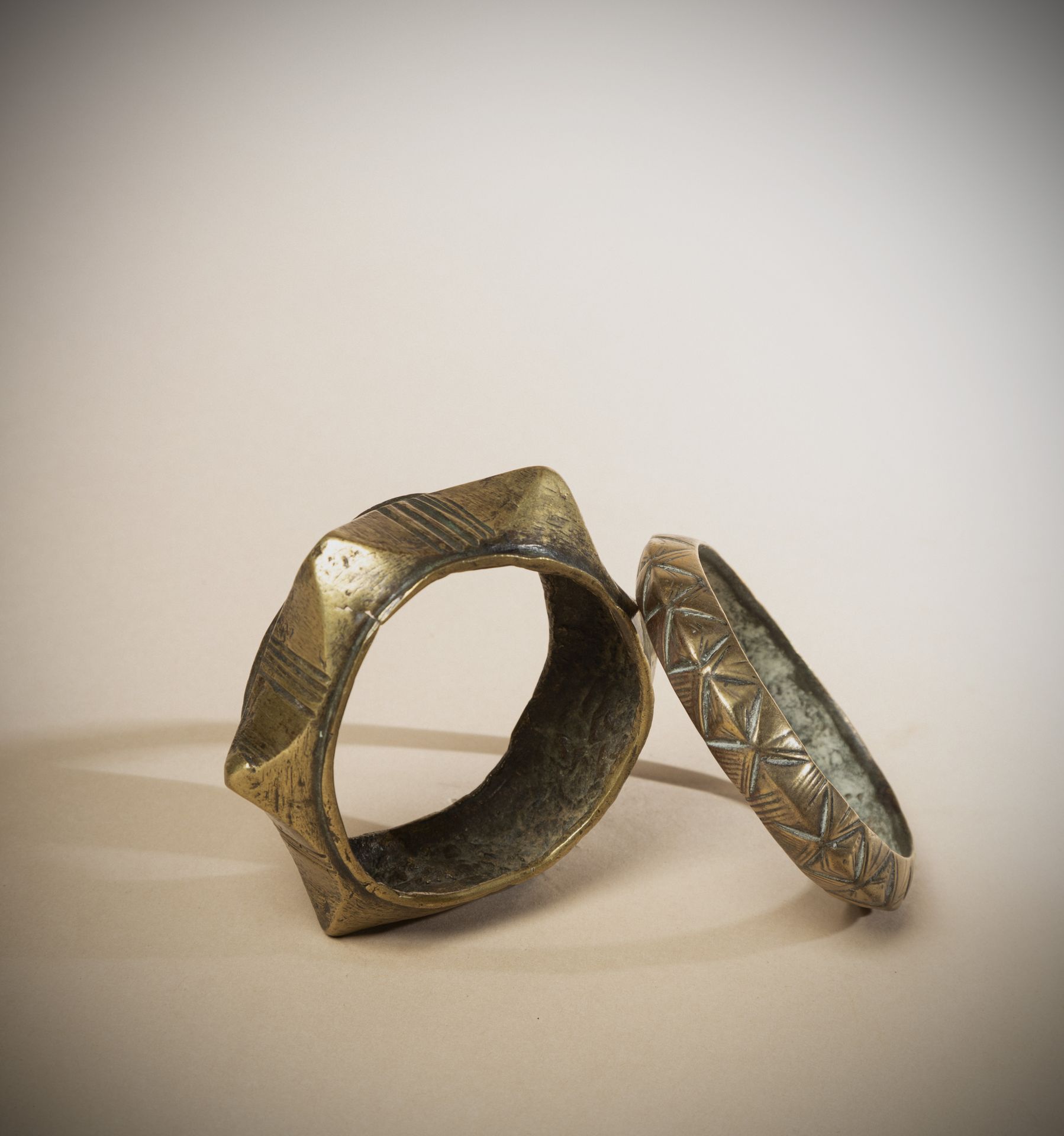 Null DOGON和YORUBA (马里、尼日利亚)

两条青铜手链

收藏E和G Betra

直径：9和8.5厘米