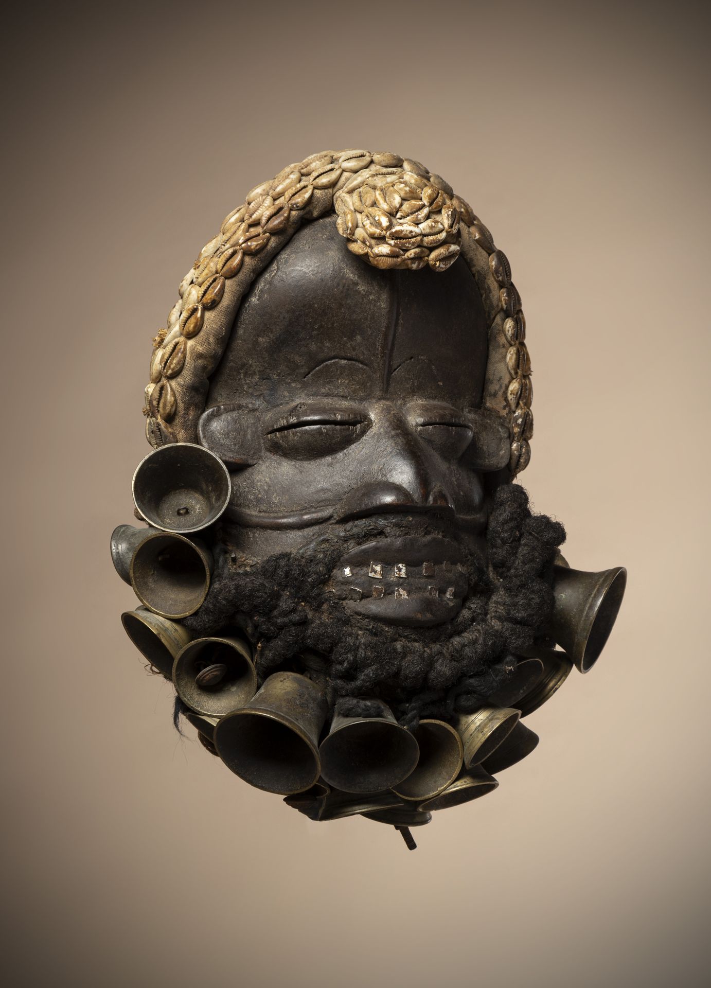 Null 
DAN / OUOBE (象牙海岸)




歌手 "的面具，其花冠是青铜色的铃铛。头饰是用织物制成的，上面覆盖着卡夫里斯，胡须和胡子是用人发制成的&hellip;