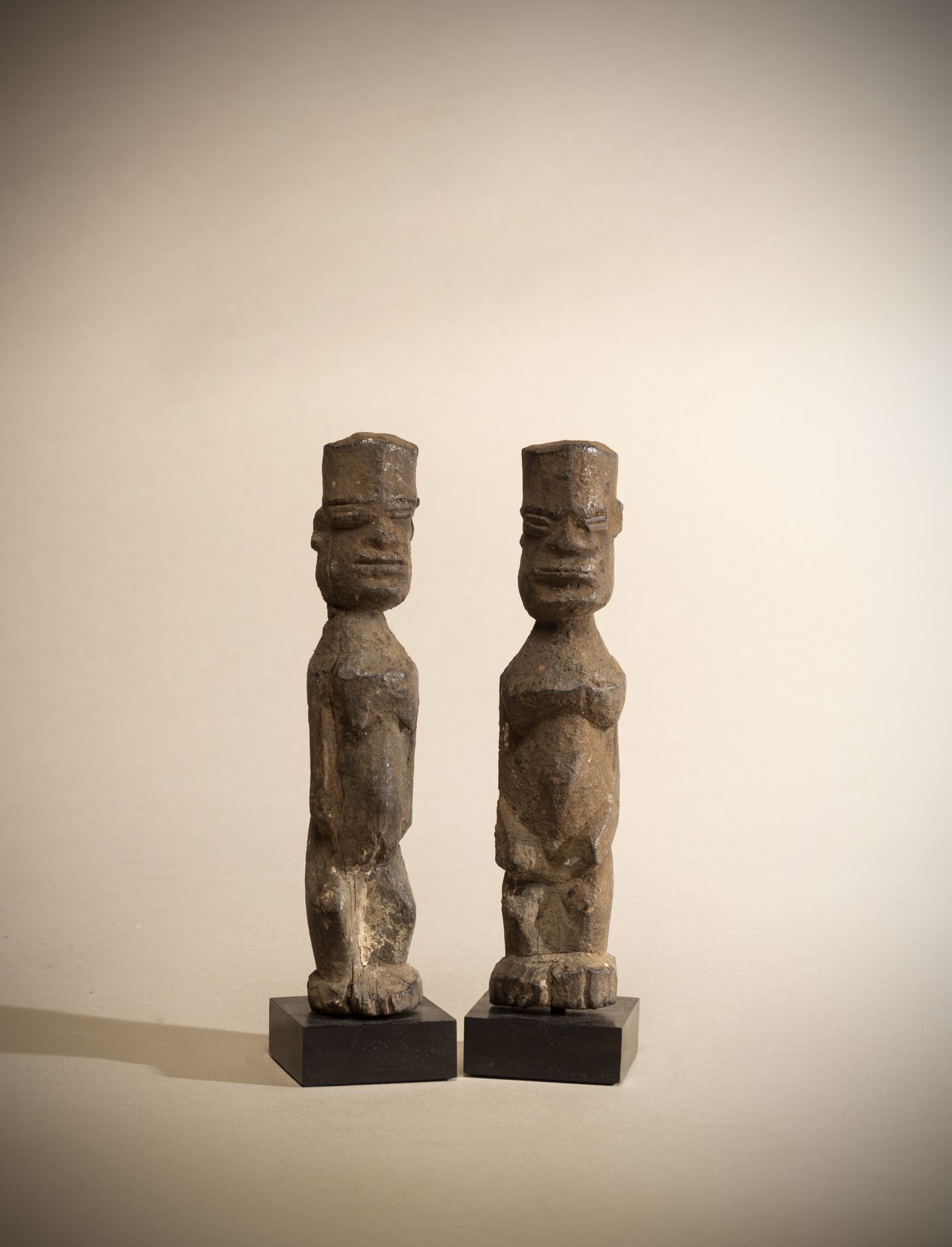 Null LOBI (Burkina Faso)

Paar Altarstatuetten von Wahrsagern mit Opferpatina. 
&hellip;