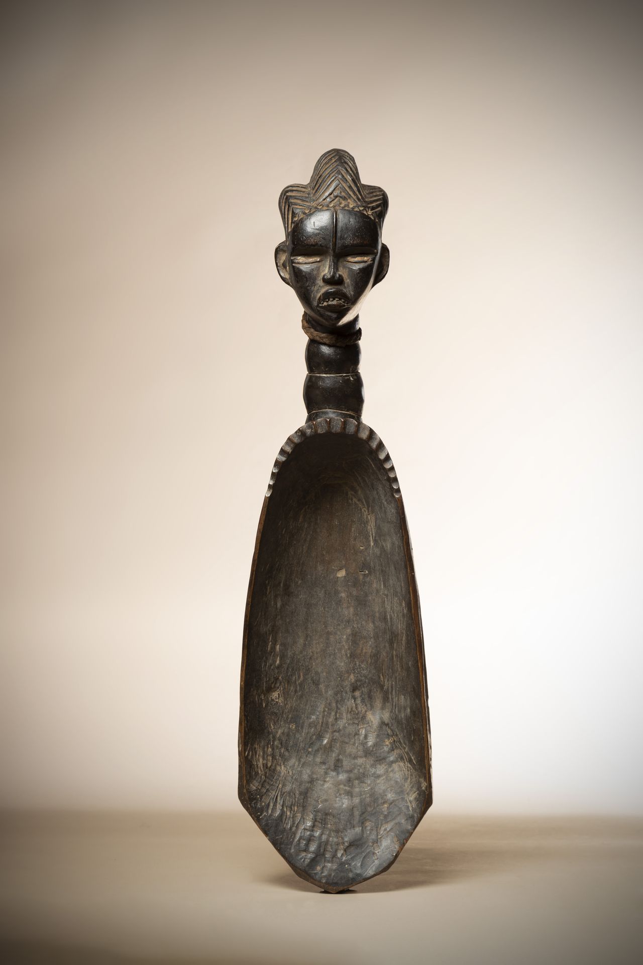 Null DAN (象牙海岸)

装饰有戴着三壳头饰的美丽女性头像的仪式性米铲

前阿兰-普罗沃特收藏

高度：57厘米